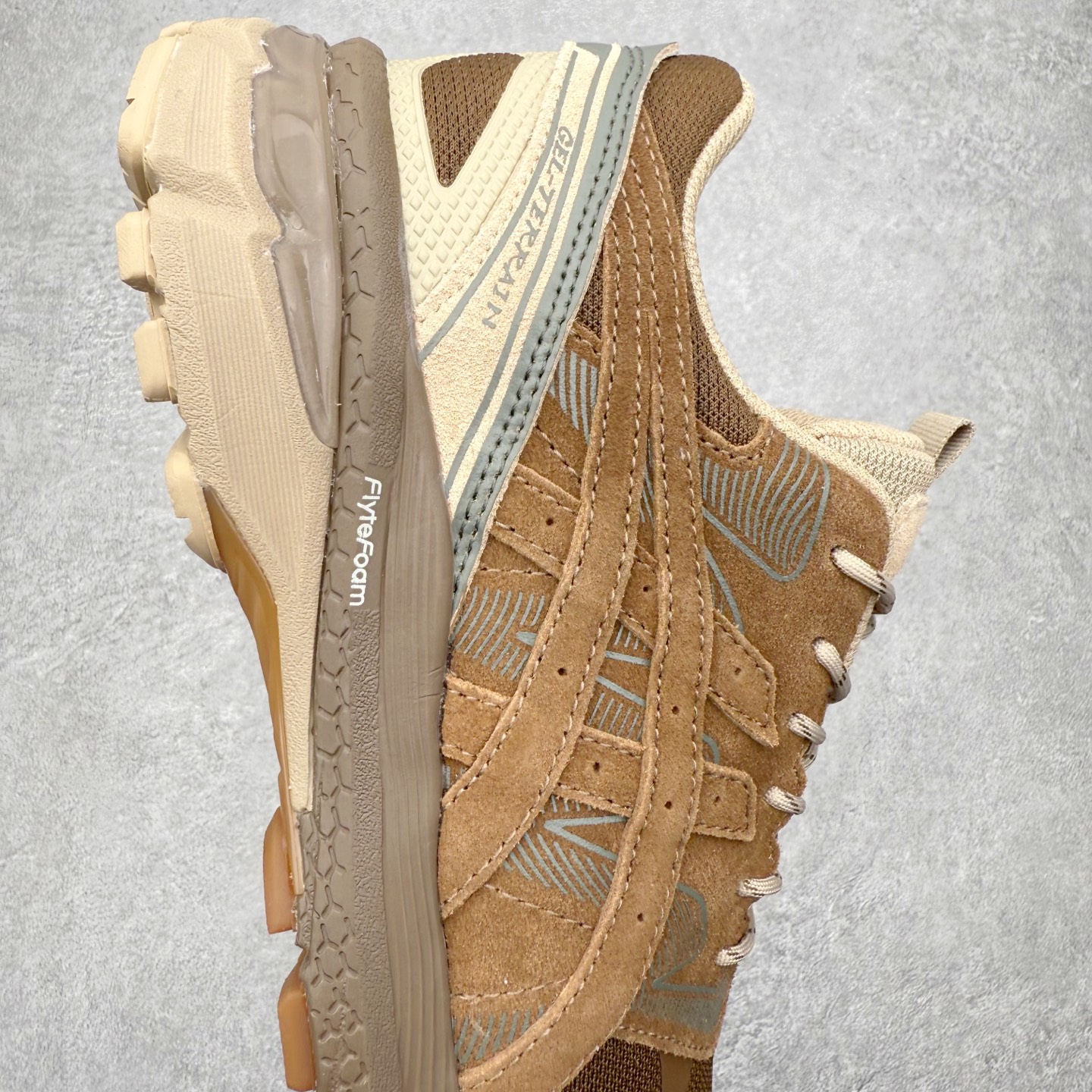 图片[6]-Asics Gel-Terrain 亚瑟士复古街头时尚运动减震耐磨透气低帮越野跑步鞋 复古经典的鞋面设计 灵感来自ASICS 90年代的经典越野跑系列 鞋身无缝设计元素 巧妙呈现户外机能感 FLYTEFOAM中底与GEL缓震科技加持 集轻量与动感于一身 融合复古美学与现代材料质感 舒适有型 带你潮流开「野」尺码：36 37 37.5 38 39 39.5 40 40.5 41.5 42 42.5 43.5 44 45-选品中心