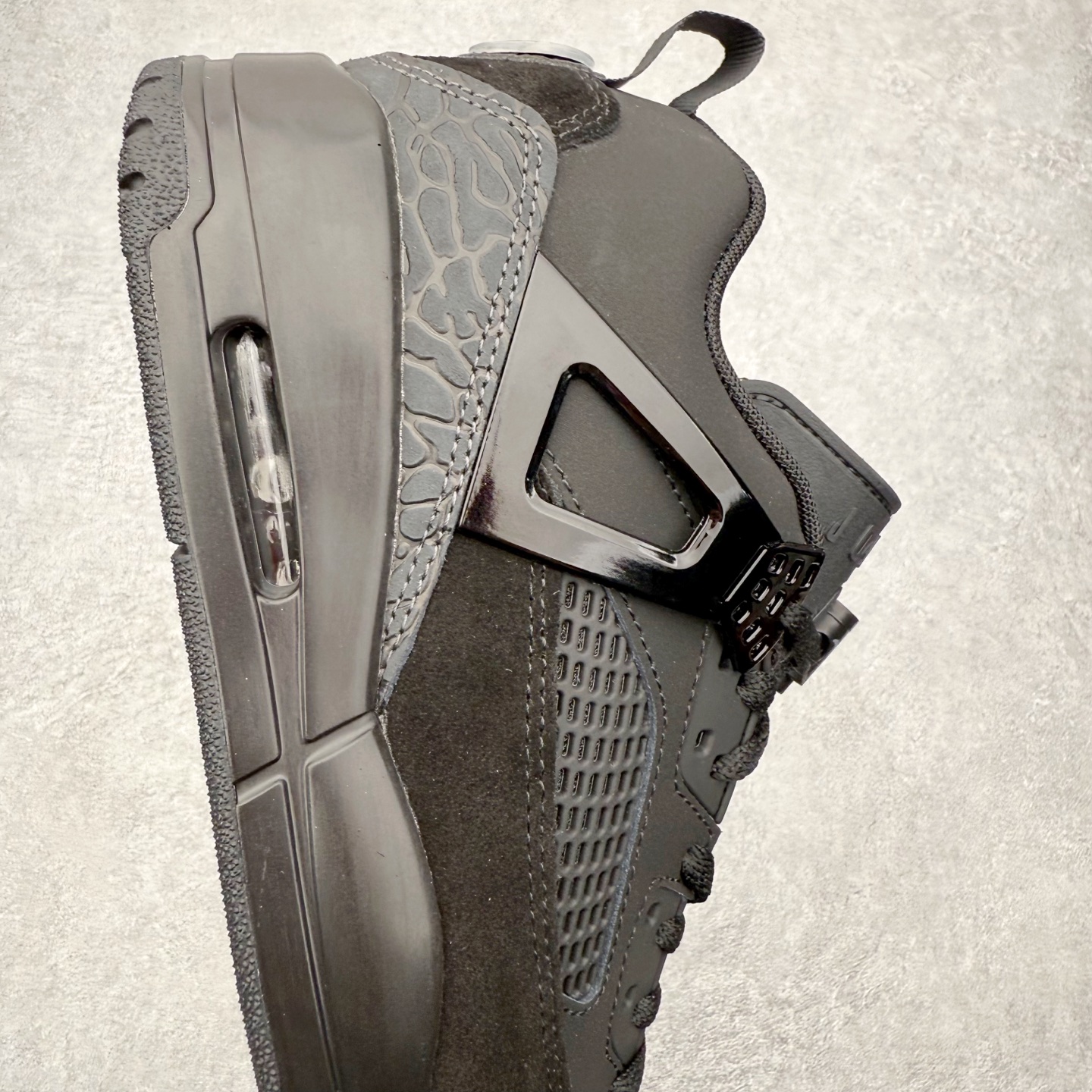 图片[6]-Jordan Spizike Low AJ复古低帮篮球鞋 FQ1759-001 这款鞋子著名导演斯派克李的Jordan Spizike专属 预计于明年夏季推出全新低帮版本 将包括三款配色 经典爆裂纹非常复古 两款配色分别以大学红和黑曜石蓝进行区分 鞋身设计中依旧带有大象爆裂纹、鞋侧束带、塑胶网布等经典元素 之后 在鞋舌、内衬以及鞋底等位置缀以大学红和黑曜石蓝搭配 带来全新造型 尺码：36 36.5 37.5 38 38.5 39 40 40.5 41 42 42.5 43 44 44.5 45 46-选品中心