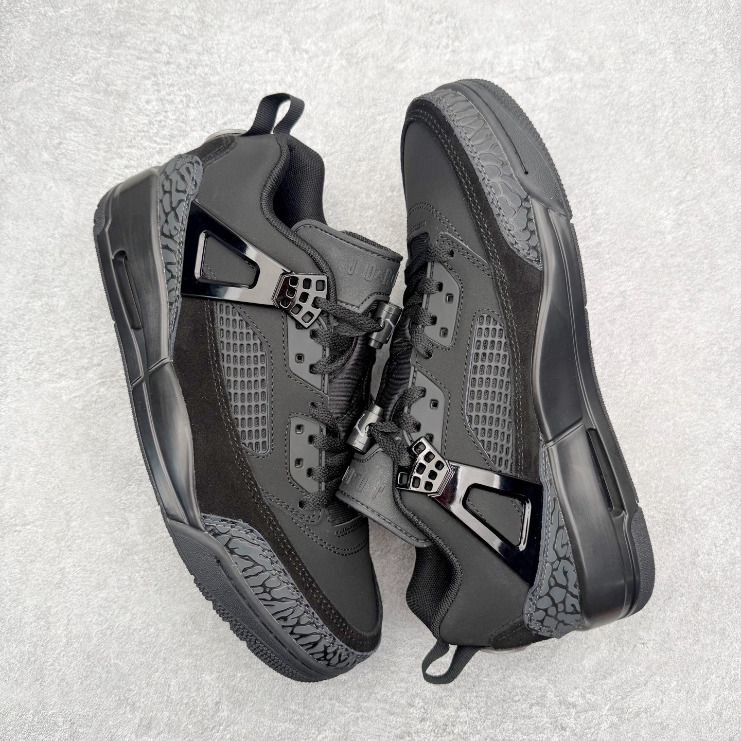 图片[3]-Jordan Spizike Low AJ复古低帮篮球鞋 FQ1759-001 这款鞋子著名导演斯派克李的Jordan Spizike专属 预计于明年夏季推出全新低帮版本 将包括三款配色 经典爆裂纹非常复古 两款配色分别以大学红和黑曜石蓝进行区分 鞋身设计中依旧带有大象爆裂纹、鞋侧束带、塑胶网布等经典元素 之后 在鞋舌、内衬以及鞋底等位置缀以大学红和黑曜石蓝搭配 带来全新造型 尺码：36 36.5 37.5 38 38.5 39 40 40.5 41 42 42.5 43 44 44.5 45 46-选品中心