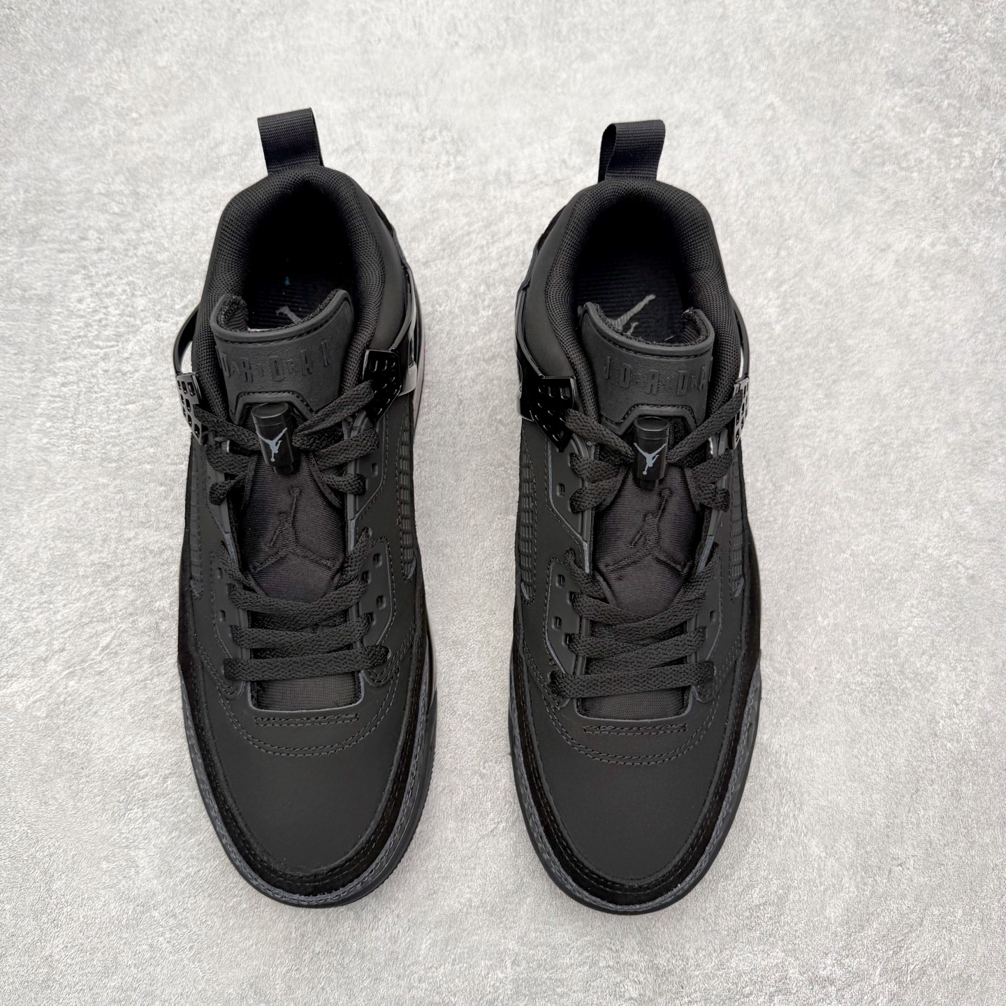 图片[2]-Jordan Spizike Low AJ复古低帮篮球鞋 FQ1759-001 这款鞋子著名导演斯派克李的Jordan Spizike专属 预计于明年夏季推出全新低帮版本 将包括三款配色 经典爆裂纹非常复古 两款配色分别以大学红和黑曜石蓝进行区分 鞋身设计中依旧带有大象爆裂纹、鞋侧束带、塑胶网布等经典元素 之后 在鞋舌、内衬以及鞋底等位置缀以大学红和黑曜石蓝搭配 带来全新造型 尺码：36 36.5 37.5 38 38.5 39 40 40.5 41 42 42.5 43 44 44.5 45 46-选品中心