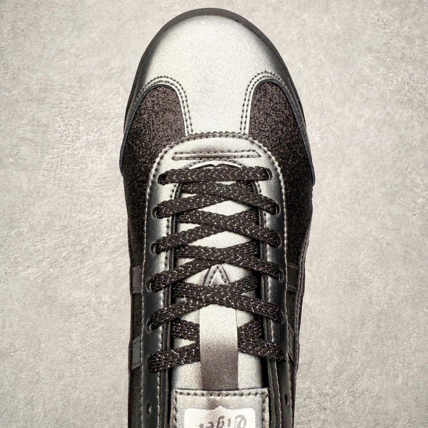 图片[4]-＃C版 Asics Onitsuka Tiger MEXICO 66 亚瑟士鬼冢虎复古经典板鞋 市场王者选手 海外订单工厂出品 长期生产补货永不断码 超成熟稳定的做工品控 原装全套纸板楦头开发 原汁原味 完美呈现版型 私模正确鞋底咬花纹路 一比一鞋头弧度高度鞋身弧度 绝不口嗨 细节品控鞋型随意秒杀市面 原档咬花纹路私模大底 一个单元有六个三角形 总体形拼接呈现花瓣状 官方四联吊牌 原装Ortholite轻量化鞋垫 原盒原配 质保卡 说明书 钢印防尘纸 纸板中底带钢印 乳胶组合鞋垫 支持全方位的对比专柜 产品从款式颜色造型上体现出追求舒适和细节的完美 鞋类更是推崇手工制作的严谨与完美 融舒适性与可穿性的设计风格 注重细节的完美和别致魅力 既保持稳重 又不失轻松的时尚感 尺码：36 37 37.5 38 39 39.5 40 40.5 41.5 42 42.5 43.5 44 45-选品中心