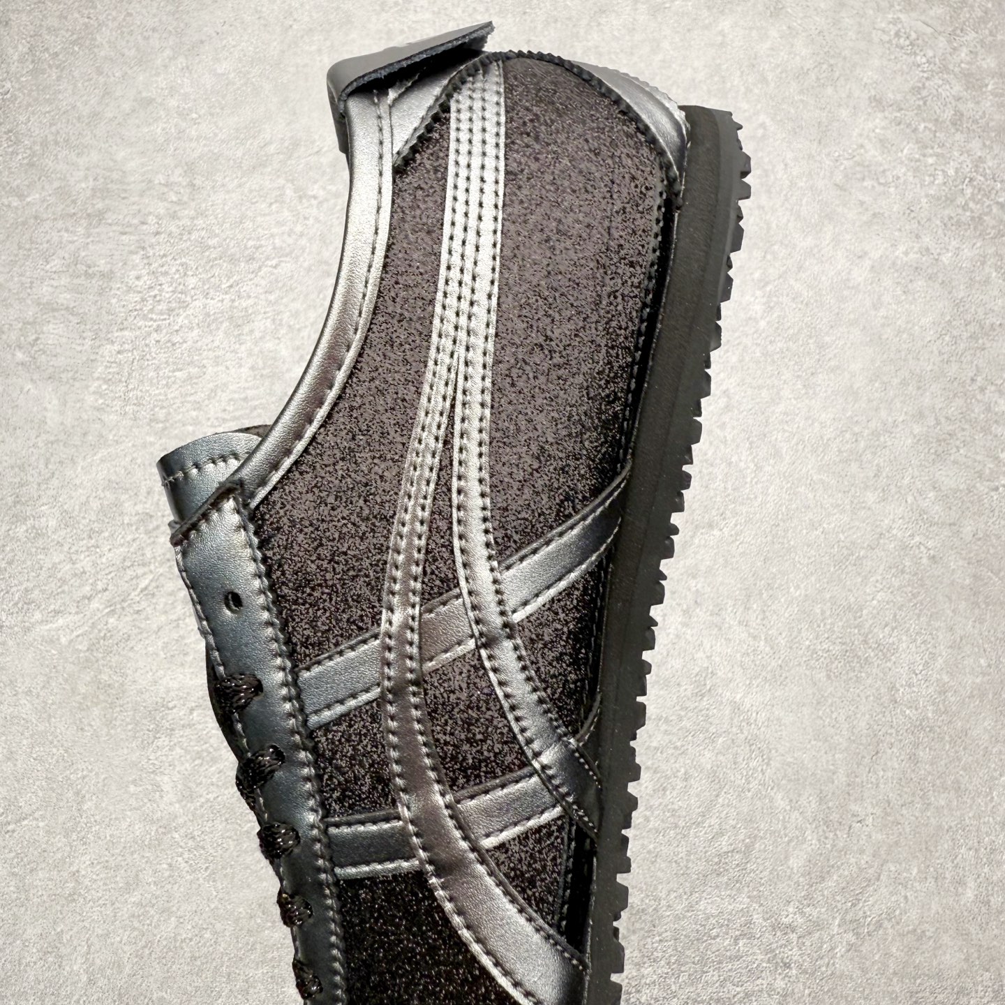 图片[7]-＃C版 Asics Onitsuka Tiger MEXICO 66 亚瑟士鬼冢虎复古经典板鞋 市场王者选手 海外订单工厂出品 长期生产补货永不断码 超成熟稳定的做工品控 原装全套纸板楦头开发 原汁原味 完美呈现版型 私模正确鞋底咬花纹路 一比一鞋头弧度高度鞋身弧度 绝不口嗨 细节品控鞋型随意秒杀市面 原档咬花纹路私模大底 一个单元有六个三角形 总体形拼接呈现花瓣状 官方四联吊牌 原装Ortholite轻量化鞋垫 原盒原配 质保卡 说明书 钢印防尘纸 纸板中底带钢印 乳胶组合鞋垫 支持全方位的对比专柜 产品从款式颜色造型上体现出追求舒适和细节的完美 鞋类更是推崇手工制作的严谨与完美 融舒适性与可穿性的设计风格 注重细节的完美和别致魅力 既保持稳重 又不失轻松的时尚感 尺码：36 37 37.5 38 39 39.5 40 40.5 41.5 42 42.5 43.5 44 45-选品中心