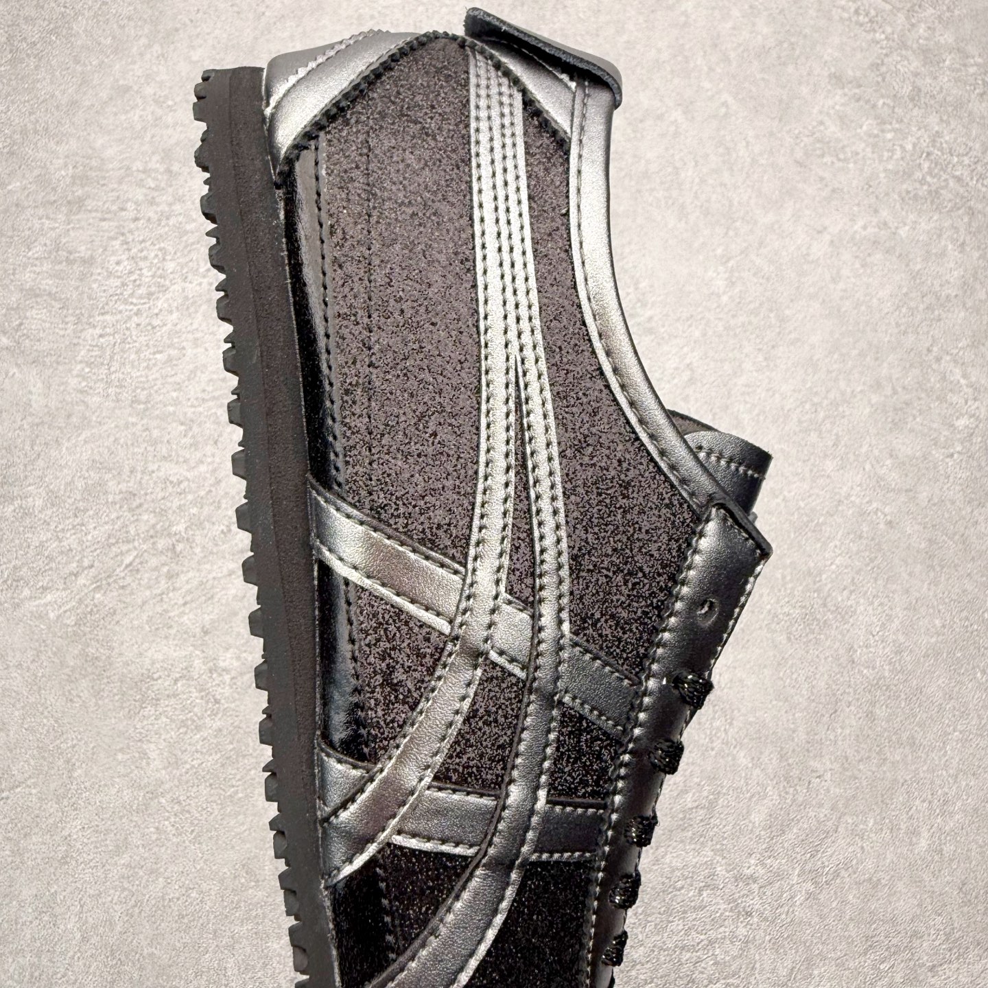 图片[6]-＃C版 Asics Onitsuka Tiger MEXICO 66 亚瑟士鬼冢虎复古经典板鞋 市场王者选手 海外订单工厂出品 长期生产补货永不断码 超成熟稳定的做工品控 原装全套纸板楦头开发 原汁原味 完美呈现版型 私模正确鞋底咬花纹路 一比一鞋头弧度高度鞋身弧度 绝不口嗨 细节品控鞋型随意秒杀市面 原档咬花纹路私模大底 一个单元有六个三角形 总体形拼接呈现花瓣状 官方四联吊牌 原装Ortholite轻量化鞋垫 原盒原配 质保卡 说明书 钢印防尘纸 纸板中底带钢印 乳胶组合鞋垫 支持全方位的对比专柜 产品从款式颜色造型上体现出追求舒适和细节的完美 鞋类更是推崇手工制作的严谨与完美 融舒适性与可穿性的设计风格 注重细节的完美和别致魅力 既保持稳重 又不失轻松的时尚感 尺码：36 37 37.5 38 39 39.5 40 40.5 41.5 42 42.5 43.5 44 45-选品中心