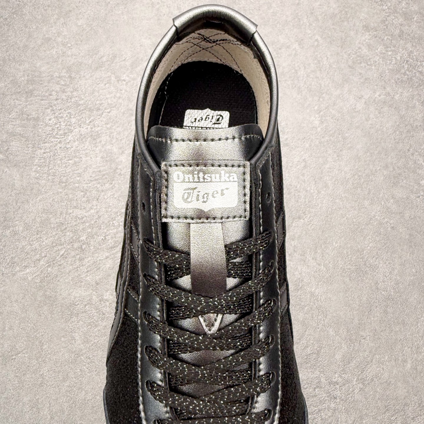 图片[5]-＃C版 Asics Onitsuka Tiger MEXICO 66 亚瑟士鬼冢虎复古经典板鞋 市场王者选手 海外订单工厂出品 长期生产补货永不断码 超成熟稳定的做工品控 原装全套纸板楦头开发 原汁原味 完美呈现版型 私模正确鞋底咬花纹路 一比一鞋头弧度高度鞋身弧度 绝不口嗨 细节品控鞋型随意秒杀市面 原档咬花纹路私模大底 一个单元有六个三角形 总体形拼接呈现花瓣状 官方四联吊牌 原装Ortholite轻量化鞋垫 原盒原配 质保卡 说明书 钢印防尘纸 纸板中底带钢印 乳胶组合鞋垫 支持全方位的对比专柜 产品从款式颜色造型上体现出追求舒适和细节的完美 鞋类更是推崇手工制作的严谨与完美 融舒适性与可穿性的设计风格 注重细节的完美和别致魅力 既保持稳重 又不失轻松的时尚感 尺码：36 37 37.5 38 39 39.5 40 40.5 41.5 42 42.5 43.5 44 45-选品中心