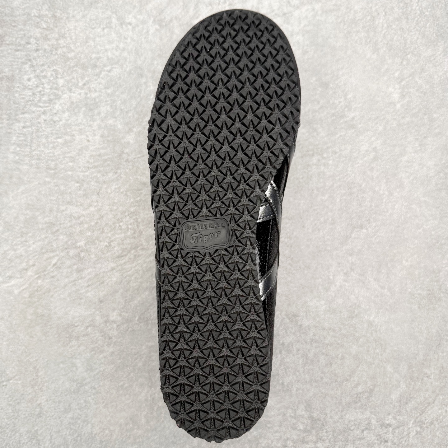 图片[9]-＃C版 Asics Onitsuka Tiger MEXICO 66 亚瑟士鬼冢虎复古经典板鞋 市场王者选手 海外订单工厂出品 长期生产补货永不断码 超成熟稳定的做工品控 原装全套纸板楦头开发 原汁原味 完美呈现版型 私模正确鞋底咬花纹路 一比一鞋头弧度高度鞋身弧度 绝不口嗨 细节品控鞋型随意秒杀市面 原档咬花纹路私模大底 一个单元有六个三角形 总体形拼接呈现花瓣状 官方四联吊牌 原装Ortholite轻量化鞋垫 原盒原配 质保卡 说明书 钢印防尘纸 纸板中底带钢印 乳胶组合鞋垫 支持全方位的对比专柜 产品从款式颜色造型上体现出追求舒适和细节的完美 鞋类更是推崇手工制作的严谨与完美 融舒适性与可穿性的设计风格 注重细节的完美和别致魅力 既保持稳重 又不失轻松的时尚感 尺码：36 37 37.5 38 39 39.5 40 40.5 41.5 42 42.5 43.5 44 45-选品中心