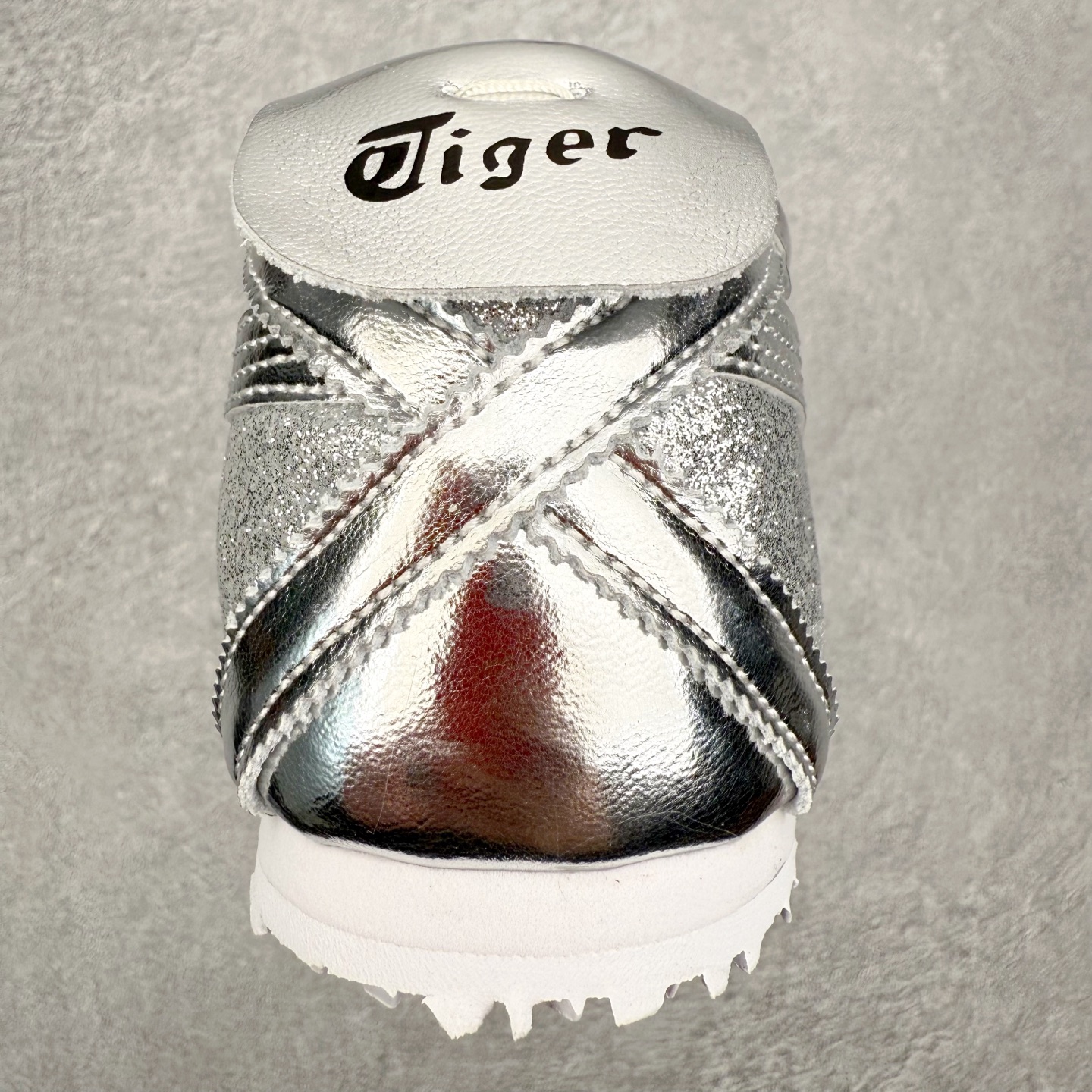 图片[8]-＃C版 Asics Onitsuka Tiger MEXICO 66 亚瑟士鬼冢虎复古经典板鞋 市场王者选手 海外订单工厂出品 长期生产补货永不断码 超成熟稳定的做工品控 原装全套纸板楦头开发 原汁原味 完美呈现版型 私模正确鞋底咬花纹路 一比一鞋头弧度高度鞋身弧度 绝不口嗨 细节品控鞋型随意秒杀市面 原档咬花纹路私模大底 一个单元有六个三角形 总体形拼接呈现花瓣状 官方四联吊牌 原装Ortholite轻量化鞋垫 原盒原配 质保卡 说明书 钢印防尘纸 纸板中底带钢印 乳胶组合鞋垫 支持全方位的对比专柜 产品从款式颜色造型上体现出追求舒适和细节的完美 鞋类更是推崇手工制作的严谨与完美 融舒适性与可穿性的设计风格 注重细节的完美和别致魅力 既保持稳重 又不失轻松的时尚感 尺码：36 37 37.5 38 39 39.5 40 40.5 41.5 42 42.5 43.5 44 45-选品中心