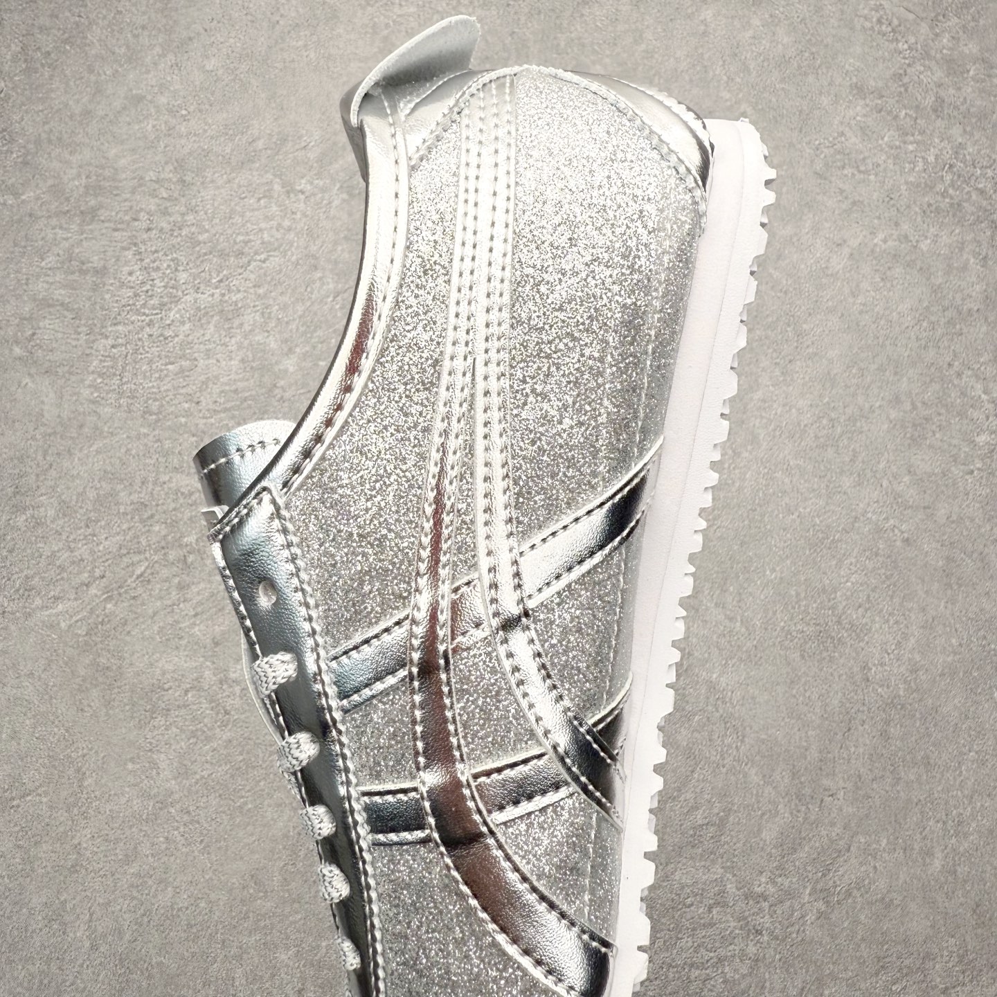 图片[7]-＃C版 Asics Onitsuka Tiger MEXICO 66 亚瑟士鬼冢虎复古经典板鞋 市场王者选手 海外订单工厂出品 长期生产补货永不断码 超成熟稳定的做工品控 原装全套纸板楦头开发 原汁原味 完美呈现版型 私模正确鞋底咬花纹路 一比一鞋头弧度高度鞋身弧度 绝不口嗨 细节品控鞋型随意秒杀市面 原档咬花纹路私模大底 一个单元有六个三角形 总体形拼接呈现花瓣状 官方四联吊牌 原装Ortholite轻量化鞋垫 原盒原配 质保卡 说明书 钢印防尘纸 纸板中底带钢印 乳胶组合鞋垫 支持全方位的对比专柜 产品从款式颜色造型上体现出追求舒适和细节的完美 鞋类更是推崇手工制作的严谨与完美 融舒适性与可穿性的设计风格 注重细节的完美和别致魅力 既保持稳重 又不失轻松的时尚感 尺码：36 37 37.5 38 39 39.5 40 40.5 41.5 42 42.5 43.5 44 45-选品中心