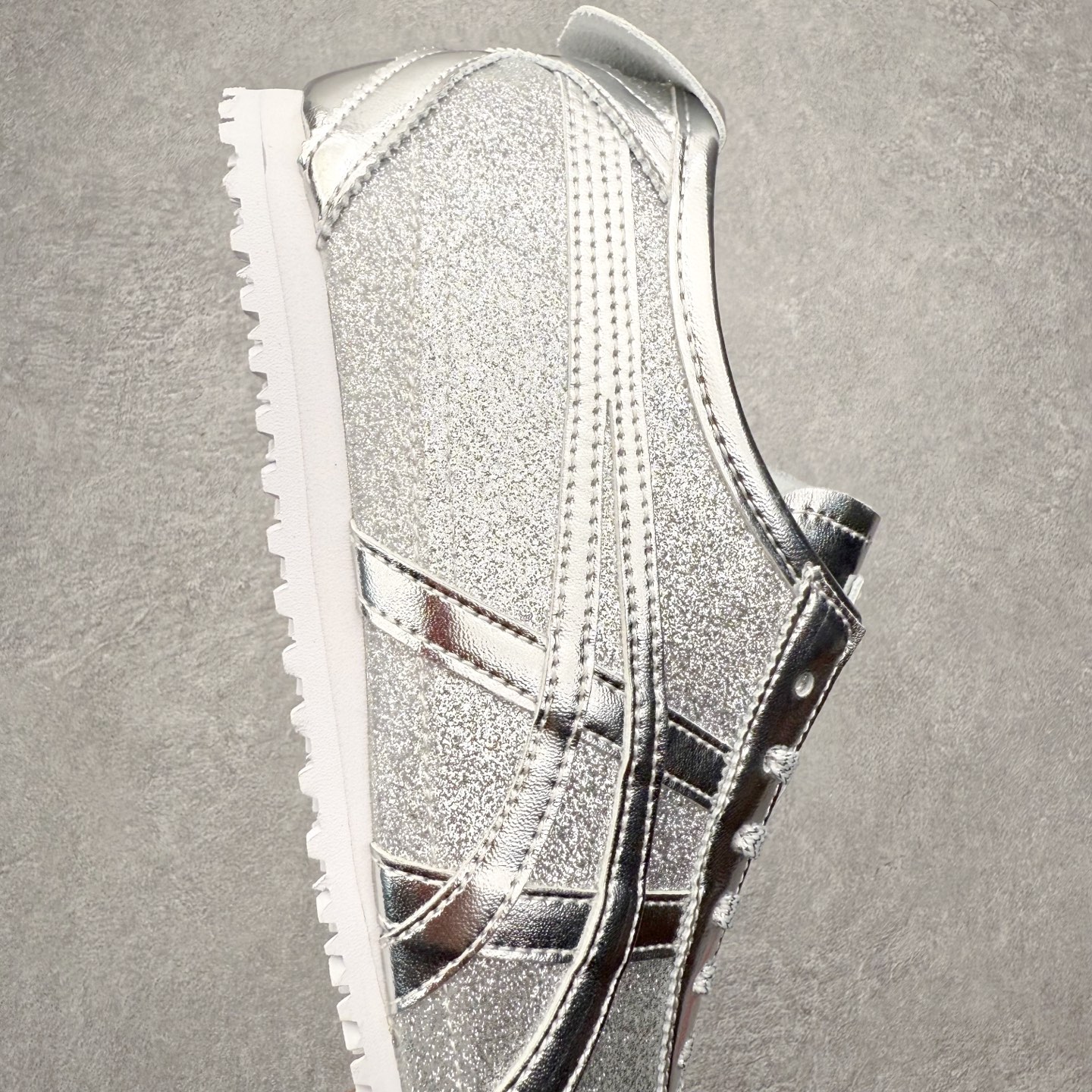 图片[6]-＃C版 Asics Onitsuka Tiger MEXICO 66 亚瑟士鬼冢虎复古经典板鞋 市场王者选手 海外订单工厂出品 长期生产补货永不断码 超成熟稳定的做工品控 原装全套纸板楦头开发 原汁原味 完美呈现版型 私模正确鞋底咬花纹路 一比一鞋头弧度高度鞋身弧度 绝不口嗨 细节品控鞋型随意秒杀市面 原档咬花纹路私模大底 一个单元有六个三角形 总体形拼接呈现花瓣状 官方四联吊牌 原装Ortholite轻量化鞋垫 原盒原配 质保卡 说明书 钢印防尘纸 纸板中底带钢印 乳胶组合鞋垫 支持全方位的对比专柜 产品从款式颜色造型上体现出追求舒适和细节的完美 鞋类更是推崇手工制作的严谨与完美 融舒适性与可穿性的设计风格 注重细节的完美和别致魅力 既保持稳重 又不失轻松的时尚感 尺码：36 37 37.5 38 39 39.5 40 40.5 41.5 42 42.5 43.5 44 45-选品中心