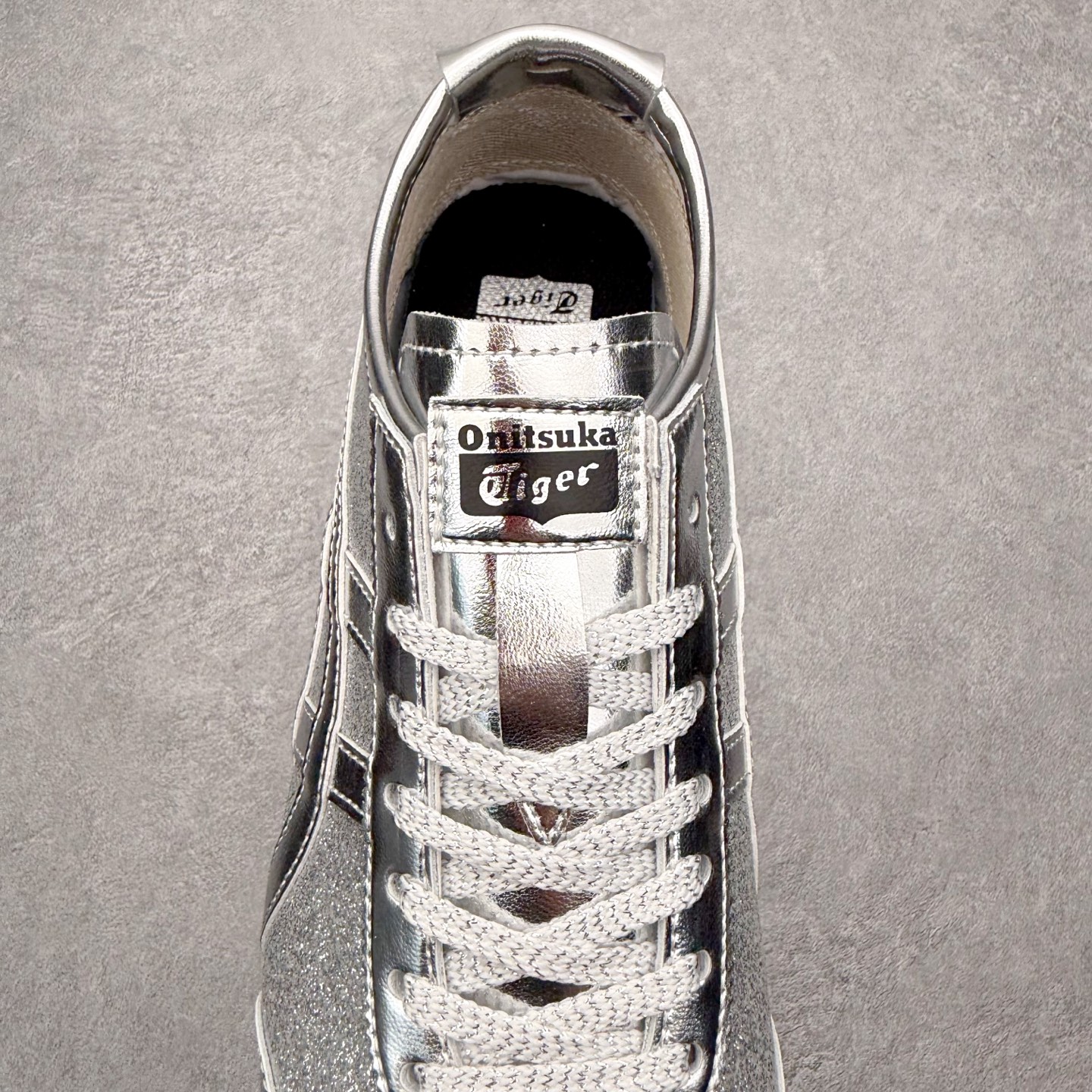 图片[5]-＃C版 Asics Onitsuka Tiger MEXICO 66 亚瑟士鬼冢虎复古经典板鞋 市场王者选手 海外订单工厂出品 长期生产补货永不断码 超成熟稳定的做工品控 原装全套纸板楦头开发 原汁原味 完美呈现版型 私模正确鞋底咬花纹路 一比一鞋头弧度高度鞋身弧度 绝不口嗨 细节品控鞋型随意秒杀市面 原档咬花纹路私模大底 一个单元有六个三角形 总体形拼接呈现花瓣状 官方四联吊牌 原装Ortholite轻量化鞋垫 原盒原配 质保卡 说明书 钢印防尘纸 纸板中底带钢印 乳胶组合鞋垫 支持全方位的对比专柜 产品从款式颜色造型上体现出追求舒适和细节的完美 鞋类更是推崇手工制作的严谨与完美 融舒适性与可穿性的设计风格 注重细节的完美和别致魅力 既保持稳重 又不失轻松的时尚感 尺码：36 37 37.5 38 39 39.5 40 40.5 41.5 42 42.5 43.5 44 45-选品中心