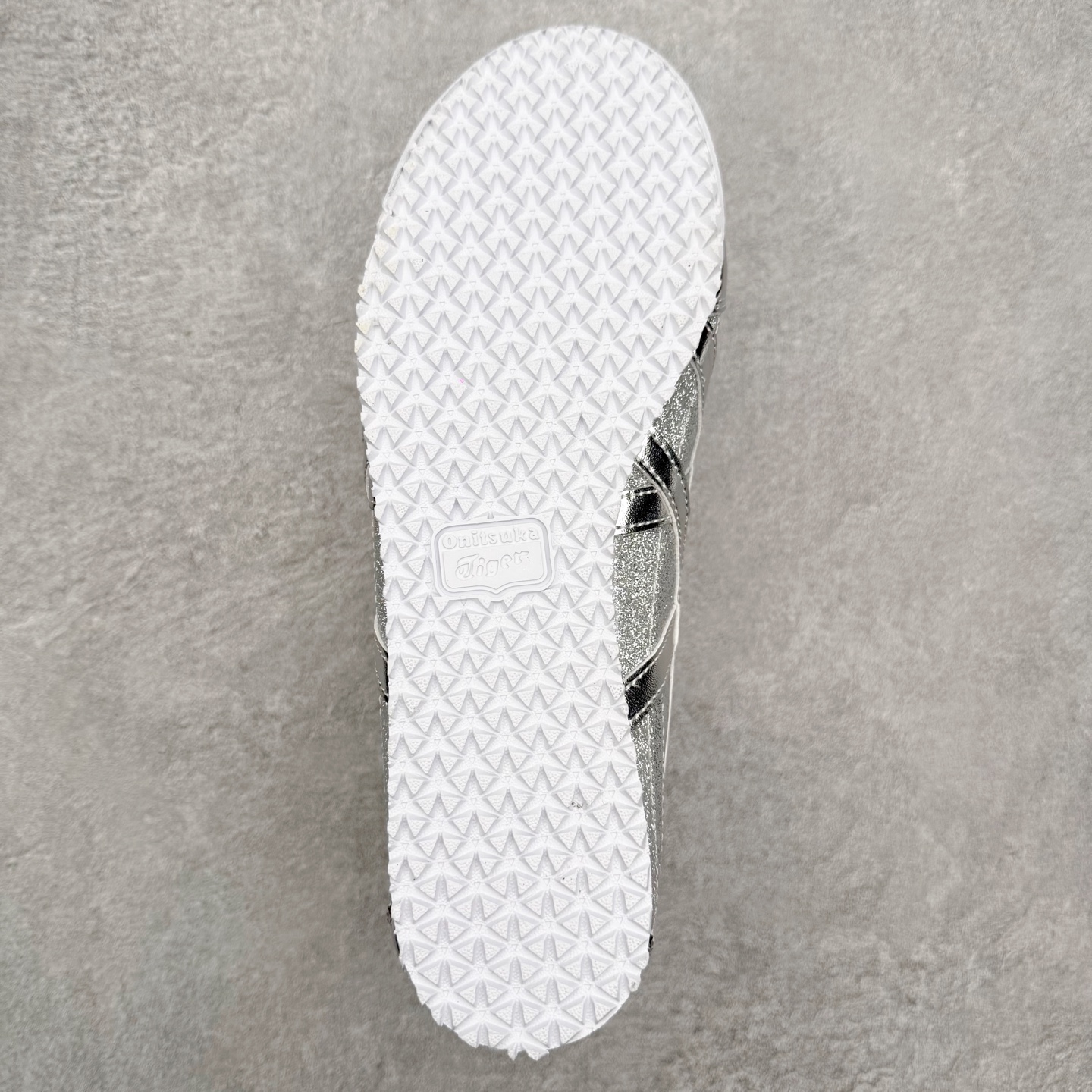 图片[9]-＃C版 Asics Onitsuka Tiger MEXICO 66 亚瑟士鬼冢虎复古经典板鞋 市场王者选手 海外订单工厂出品 长期生产补货永不断码 超成熟稳定的做工品控 原装全套纸板楦头开发 原汁原味 完美呈现版型 私模正确鞋底咬花纹路 一比一鞋头弧度高度鞋身弧度 绝不口嗨 细节品控鞋型随意秒杀市面 原档咬花纹路私模大底 一个单元有六个三角形 总体形拼接呈现花瓣状 官方四联吊牌 原装Ortholite轻量化鞋垫 原盒原配 质保卡 说明书 钢印防尘纸 纸板中底带钢印 乳胶组合鞋垫 支持全方位的对比专柜 产品从款式颜色造型上体现出追求舒适和细节的完美 鞋类更是推崇手工制作的严谨与完美 融舒适性与可穿性的设计风格 注重细节的完美和别致魅力 既保持稳重 又不失轻松的时尚感 尺码：36 37 37.5 38 39 39.5 40 40.5 41.5 42 42.5 43.5 44 45-选品中心