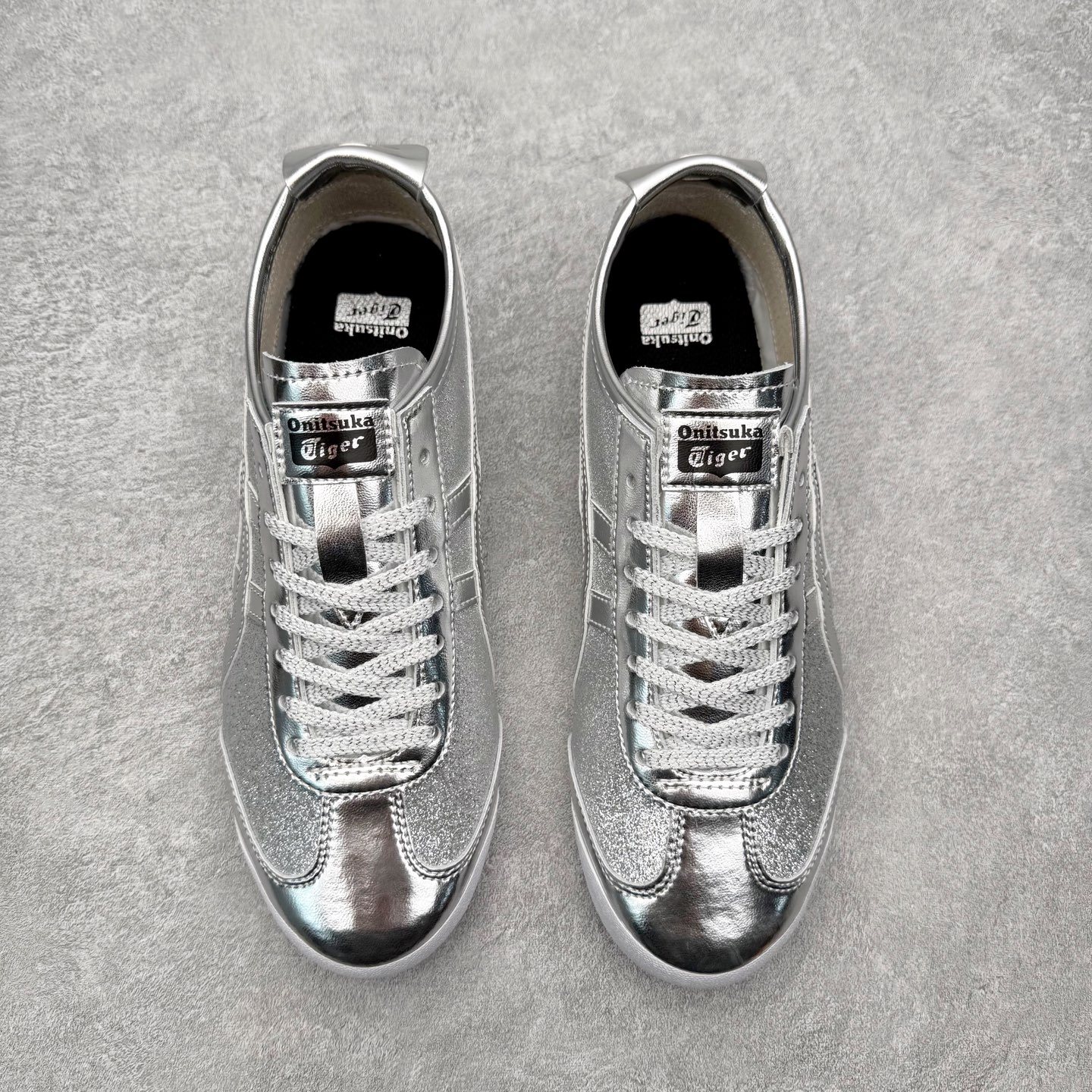 图片[2]-＃C版 Asics Onitsuka Tiger MEXICO 66 亚瑟士鬼冢虎复古经典板鞋 市场王者选手 海外订单工厂出品 长期生产补货永不断码 超成熟稳定的做工品控 原装全套纸板楦头开发 原汁原味 完美呈现版型 私模正确鞋底咬花纹路 一比一鞋头弧度高度鞋身弧度 绝不口嗨 细节品控鞋型随意秒杀市面 原档咬花纹路私模大底 一个单元有六个三角形 总体形拼接呈现花瓣状 官方四联吊牌 原装Ortholite轻量化鞋垫 原盒原配 质保卡 说明书 钢印防尘纸 纸板中底带钢印 乳胶组合鞋垫 支持全方位的对比专柜 产品从款式颜色造型上体现出追求舒适和细节的完美 鞋类更是推崇手工制作的严谨与完美 融舒适性与可穿性的设计风格 注重细节的完美和别致魅力 既保持稳重 又不失轻松的时尚感 尺码：36 37 37.5 38 39 39.5 40 40.5 41.5 42 42.5 43.5 44 45-选品中心