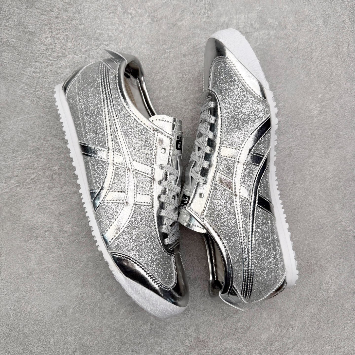 图片[3]-＃C版 Asics Onitsuka Tiger MEXICO 66 亚瑟士鬼冢虎复古经典板鞋 市场王者选手 海外订单工厂出品 长期生产补货永不断码 超成熟稳定的做工品控 原装全套纸板楦头开发 原汁原味 完美呈现版型 私模正确鞋底咬花纹路 一比一鞋头弧度高度鞋身弧度 绝不口嗨 细节品控鞋型随意秒杀市面 原档咬花纹路私模大底 一个单元有六个三角形 总体形拼接呈现花瓣状 官方四联吊牌 原装Ortholite轻量化鞋垫 原盒原配 质保卡 说明书 钢印防尘纸 纸板中底带钢印 乳胶组合鞋垫 支持全方位的对比专柜 产品从款式颜色造型上体现出追求舒适和细节的完美 鞋类更是推崇手工制作的严谨与完美 融舒适性与可穿性的设计风格 注重细节的完美和别致魅力 既保持稳重 又不失轻松的时尚感 尺码：36 37 37.5 38 39 39.5 40 40.5 41.5 42 42.5 43.5 44 45-选品中心