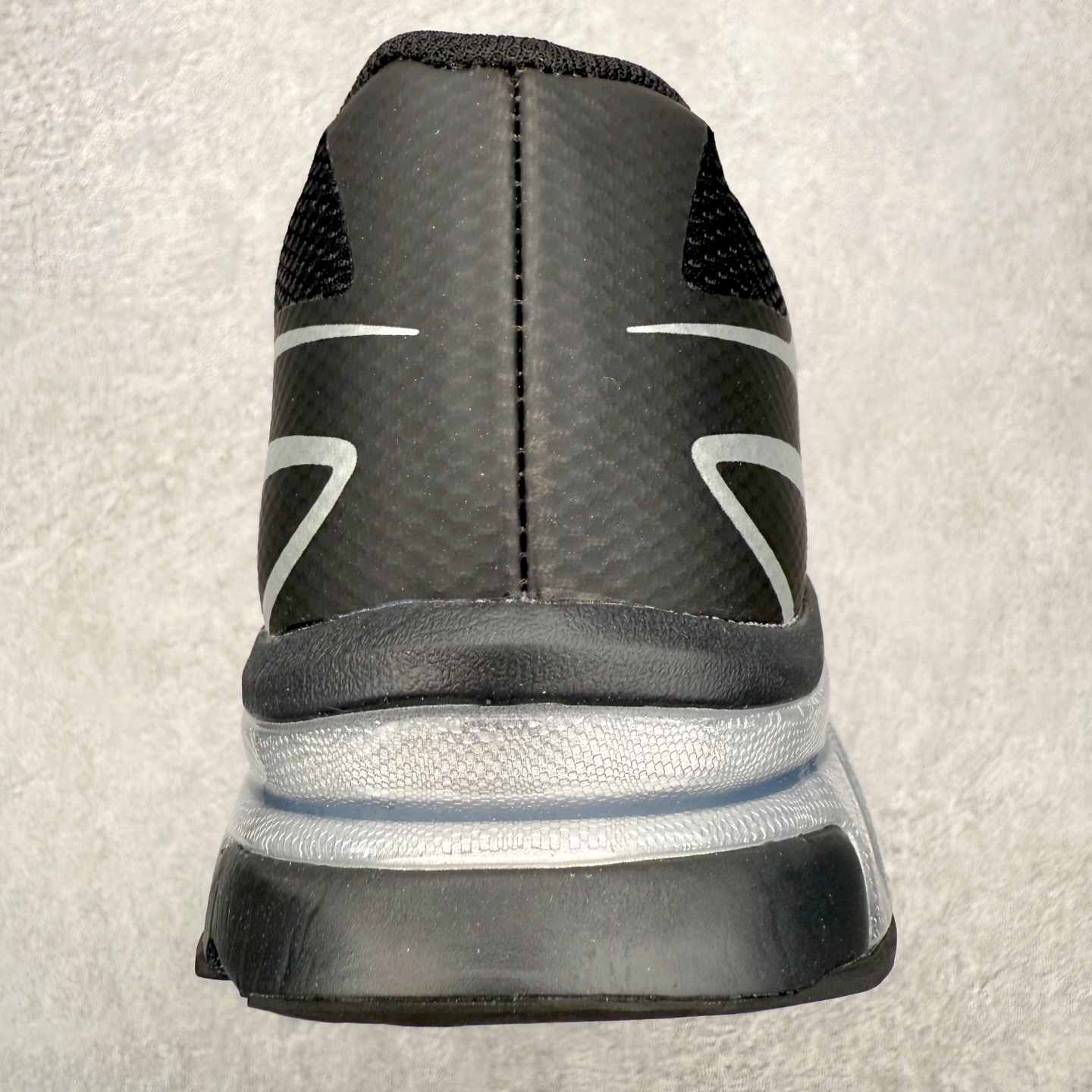 图片[8]-MM6 Maison Margiela x SALOMON XT-6 萨洛蒙联名系列低帮城市越野机能透气休闲运动鞋 鞋舌处附有迷你网眼袋收纳鞋绳以及下方的多色 Logo 标签 接着搭载奶油色 ACS 技术中底以及金色 TPU 塑料部件提升鞋款耐用性 中底与鞋面之间饰有海蓝色条状细节有效增添鞋款层次 最后应用黑色 Contragrip Chevron 外底完成鞋款设计 这次配色颇为高调 两款配色均以绚丽的渐变设计呈现 一款以粉紫渐变主打 另一款以黄绿渐变呈现 视觉效果相当吸睛 鞋面的使用玻璃纤维覆盖物加固 并通过细绳扣系带系统进行锁定 Salomon 的品牌logo 出现在脚后跟和前掌部位 中底虽然偏薄 但非常耐用 与模压塑料ACS 框架以及致密AC2 Muscle 鞋底单元结合 能够提供出色的支撑力和缓冲性 尺码：36 36.5 37.5 38 38.5 39 40 40.5 41 42 42.5 43 44 44.5 45 46.5-选品中心