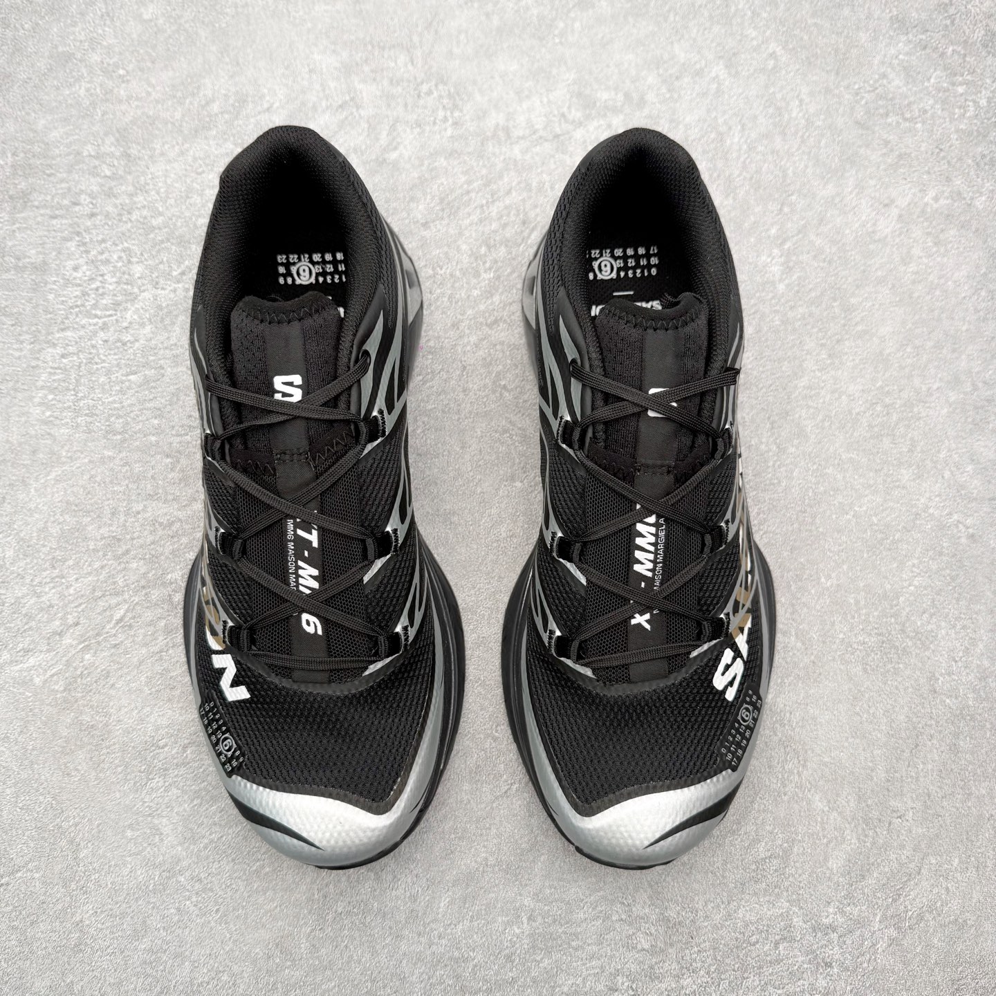 图片[2]-MM6 Maison Margiela x SALOMON XT-6 萨洛蒙联名系列低帮城市越野机能透气休闲运动鞋 鞋舌处附有迷你网眼袋收纳鞋绳以及下方的多色 Logo 标签 接着搭载奶油色 ACS 技术中底以及金色 TPU 塑料部件提升鞋款耐用性 中底与鞋面之间饰有海蓝色条状细节有效增添鞋款层次 最后应用黑色 Contragrip Chevron 外底完成鞋款设计 这次配色颇为高调 两款配色均以绚丽的渐变设计呈现 一款以粉紫渐变主打 另一款以黄绿渐变呈现 视觉效果相当吸睛 鞋面的使用玻璃纤维覆盖物加固 并通过细绳扣系带系统进行锁定 Salomon 的品牌logo 出现在脚后跟和前掌部位 中底虽然偏薄 但非常耐用 与模压塑料ACS 框架以及致密AC2 Muscle 鞋底单元结合 能够提供出色的支撑力和缓冲性 尺码：36 36.5 37.5 38 38.5 39 40 40.5 41 42 42.5 43 44 44.5 45 46.5-选品中心