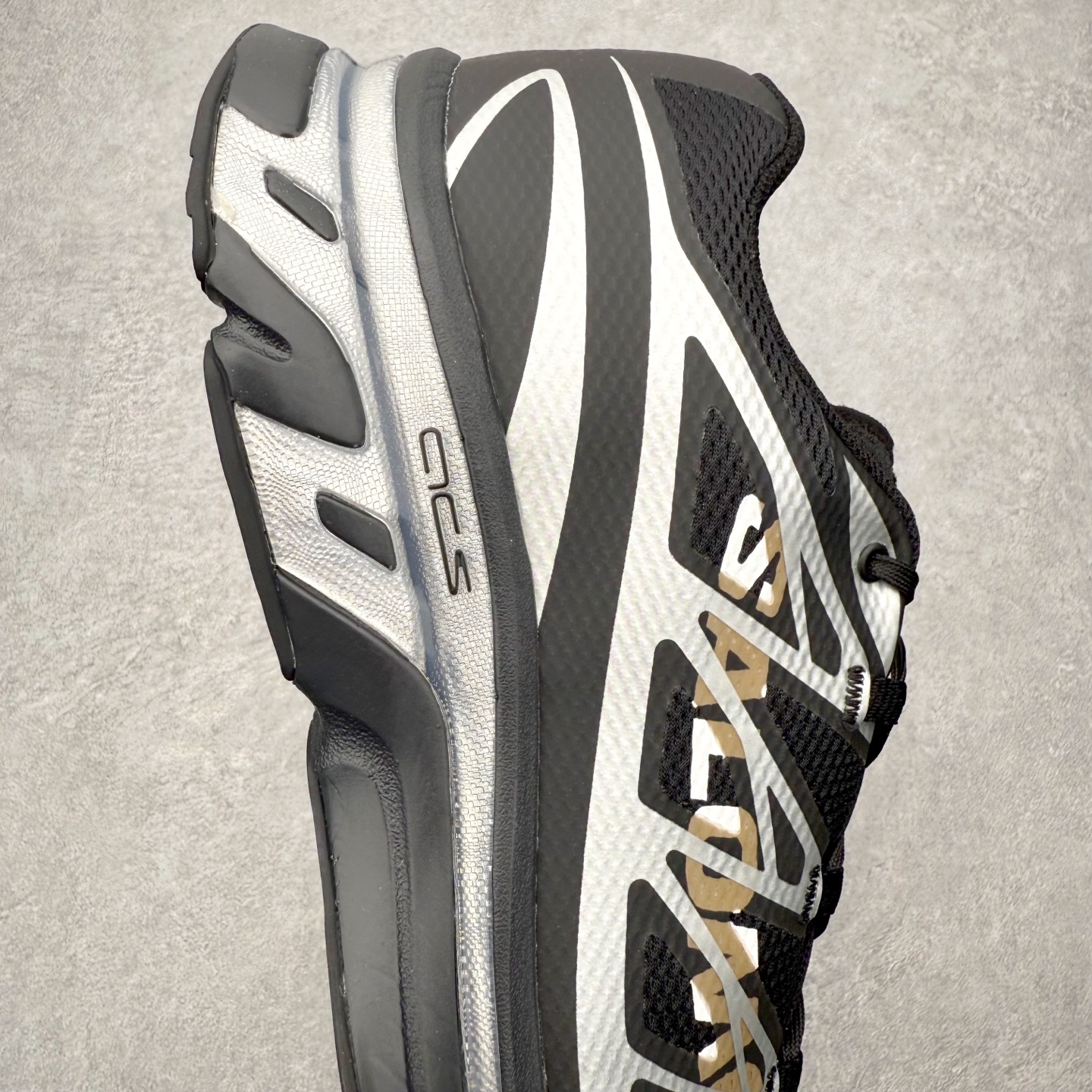 图片[6]-MM6 Maison Margiela x SALOMON XT-6 萨洛蒙联名系列低帮城市越野机能透气休闲运动鞋 鞋舌处附有迷你网眼袋收纳鞋绳以及下方的多色 Logo 标签 接着搭载奶油色 ACS 技术中底以及金色 TPU 塑料部件提升鞋款耐用性 中底与鞋面之间饰有海蓝色条状细节有效增添鞋款层次 最后应用黑色 Contragrip Chevron 外底完成鞋款设计 这次配色颇为高调 两款配色均以绚丽的渐变设计呈现 一款以粉紫渐变主打 另一款以黄绿渐变呈现 视觉效果相当吸睛 鞋面的使用玻璃纤维覆盖物加固 并通过细绳扣系带系统进行锁定 Salomon 的品牌logo 出现在脚后跟和前掌部位 中底虽然偏薄 但非常耐用 与模压塑料ACS 框架以及致密AC2 Muscle 鞋底单元结合 能够提供出色的支撑力和缓冲性 尺码：36 36.5 37.5 38 38.5 39 40 40.5 41 42 42.5 43 44 44.5 45 46.5-选品中心