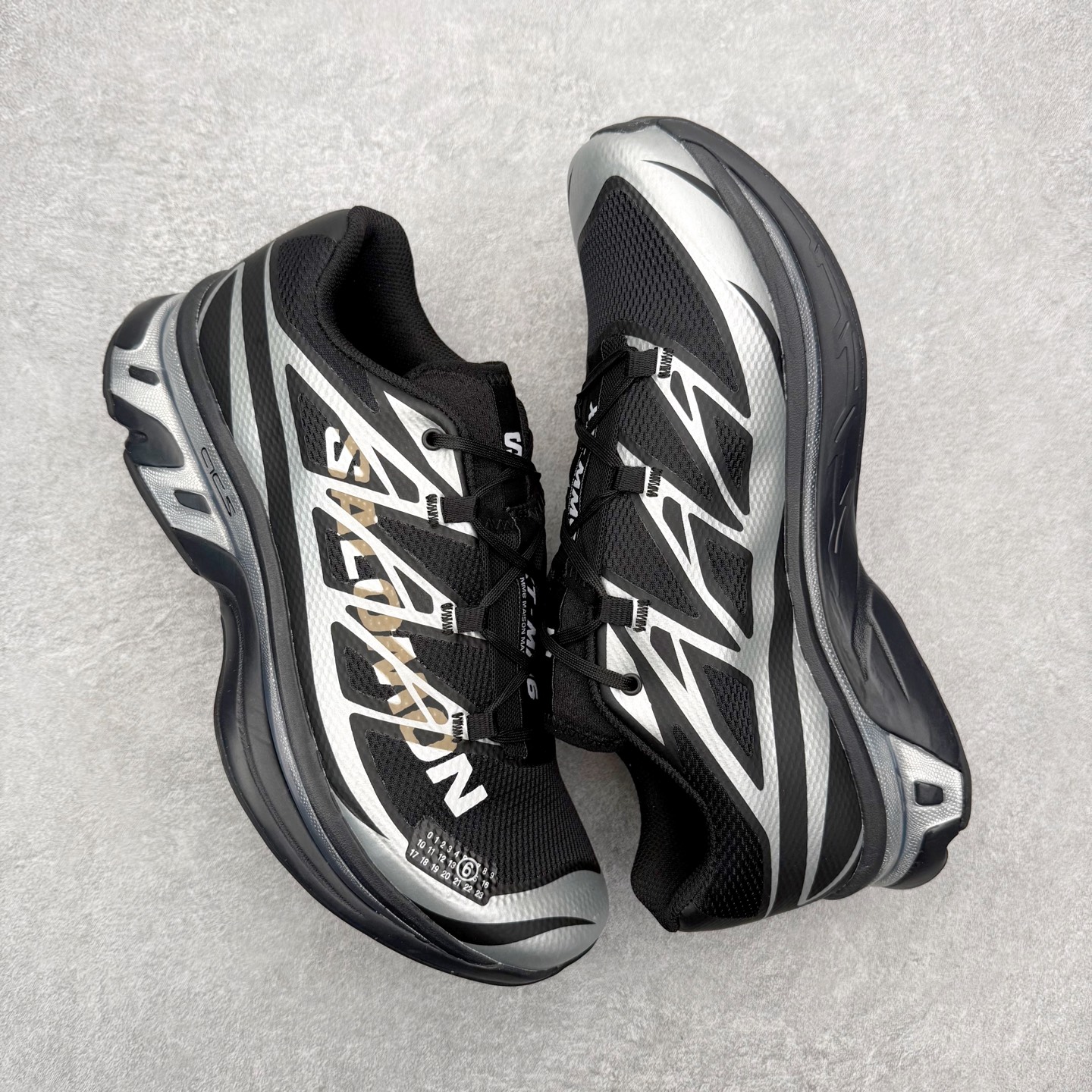 图片[3]-MM6 Maison Margiela x SALOMON XT-6 萨洛蒙联名系列低帮城市越野机能透气休闲运动鞋 鞋舌处附有迷你网眼袋收纳鞋绳以及下方的多色 Logo 标签 接着搭载奶油色 ACS 技术中底以及金色 TPU 塑料部件提升鞋款耐用性 中底与鞋面之间饰有海蓝色条状细节有效增添鞋款层次 最后应用黑色 Contragrip Chevron 外底完成鞋款设计 这次配色颇为高调 两款配色均以绚丽的渐变设计呈现 一款以粉紫渐变主打 另一款以黄绿渐变呈现 视觉效果相当吸睛 鞋面的使用玻璃纤维覆盖物加固 并通过细绳扣系带系统进行锁定 Salomon 的品牌logo 出现在脚后跟和前掌部位 中底虽然偏薄 但非常耐用 与模压塑料ACS 框架以及致密AC2 Muscle 鞋底单元结合 能够提供出色的支撑力和缓冲性 尺码：36 36.5 37.5 38 38.5 39 40 40.5 41 42 42.5 43 44 44.5 45 46.5-选品中心