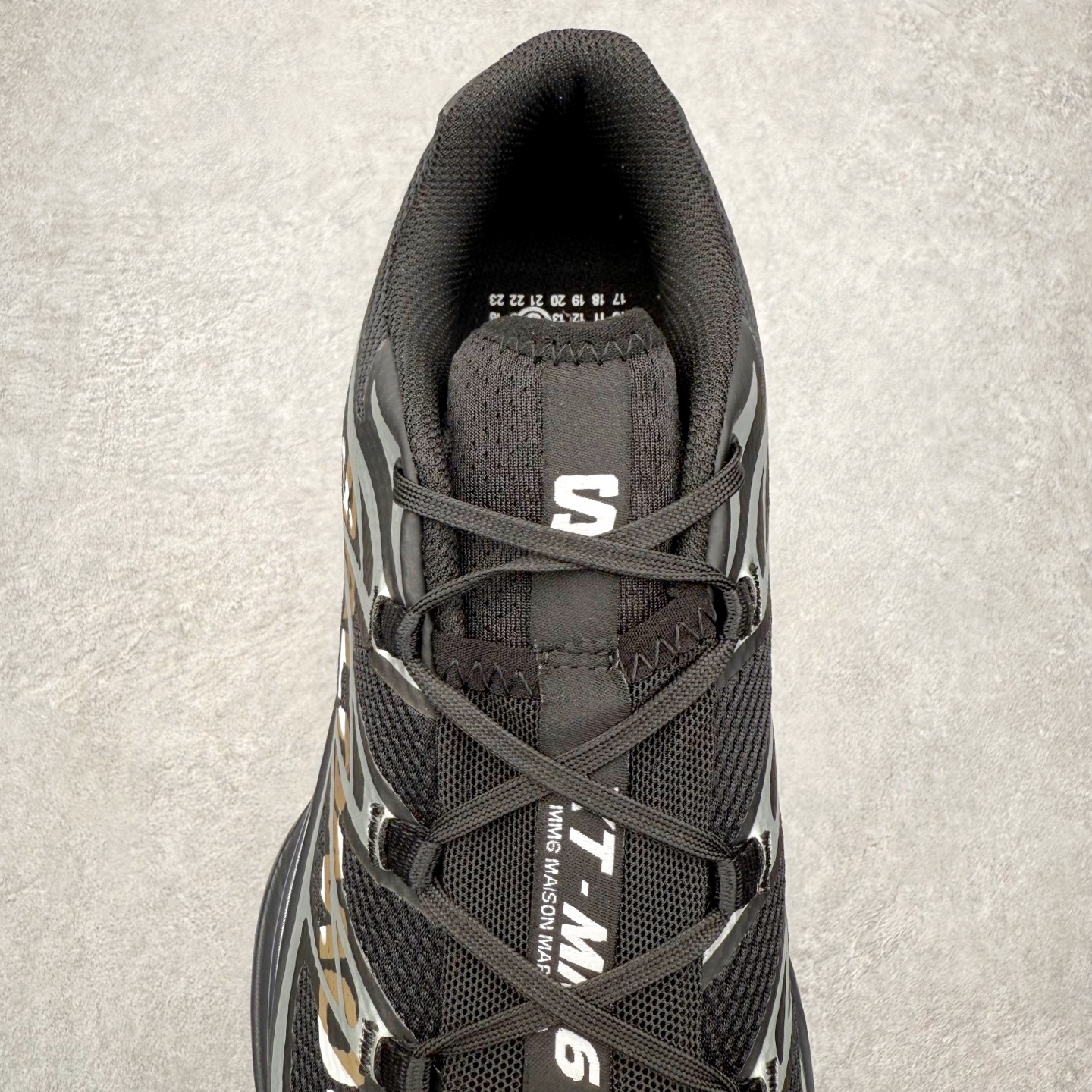 图片[5]-MM6 Maison Margiela x SALOMON XT-6 萨洛蒙联名系列低帮城市越野机能透气休闲运动鞋 鞋舌处附有迷你网眼袋收纳鞋绳以及下方的多色 Logo 标签 接着搭载奶油色 ACS 技术中底以及金色 TPU 塑料部件提升鞋款耐用性 中底与鞋面之间饰有海蓝色条状细节有效增添鞋款层次 最后应用黑色 Contragrip Chevron 外底完成鞋款设计 这次配色颇为高调 两款配色均以绚丽的渐变设计呈现 一款以粉紫渐变主打 另一款以黄绿渐变呈现 视觉效果相当吸睛 鞋面的使用玻璃纤维覆盖物加固 并通过细绳扣系带系统进行锁定 Salomon 的品牌logo 出现在脚后跟和前掌部位 中底虽然偏薄 但非常耐用 与模压塑料ACS 框架以及致密AC2 Muscle 鞋底单元结合 能够提供出色的支撑力和缓冲性 尺码：36 36.5 37.5 38 38.5 39 40 40.5 41 42 42.5 43 44 44.5 45 46.5-选品中心