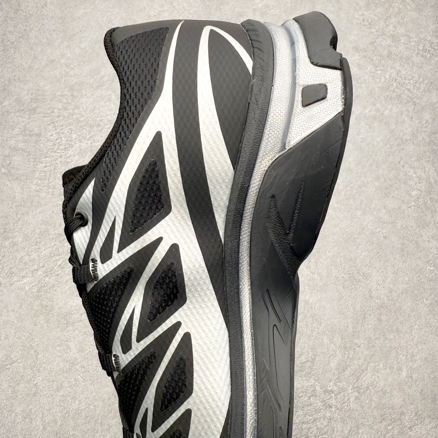 图片[7]-MM6 Maison Margiela x SALOMON XT-6 萨洛蒙联名系列低帮城市越野机能透气休闲运动鞋 鞋舌处附有迷你网眼袋收纳鞋绳以及下方的多色 Logo 标签 接着搭载奶油色 ACS 技术中底以及金色 TPU 塑料部件提升鞋款耐用性 中底与鞋面之间饰有海蓝色条状细节有效增添鞋款层次 最后应用黑色 Contragrip Chevron 外底完成鞋款设计 这次配色颇为高调 两款配色均以绚丽的渐变设计呈现 一款以粉紫渐变主打 另一款以黄绿渐变呈现 视觉效果相当吸睛 鞋面的使用玻璃纤维覆盖物加固 并通过细绳扣系带系统进行锁定 Salomon 的品牌logo 出现在脚后跟和前掌部位 中底虽然偏薄 但非常耐用 与模压塑料ACS 框架以及致密AC2 Muscle 鞋底单元结合 能够提供出色的支撑力和缓冲性 尺码：36 36.5 37.5 38 38.5 39 40 40.5 41 42 42.5 43 44 44.5 45 46.5-选品中心