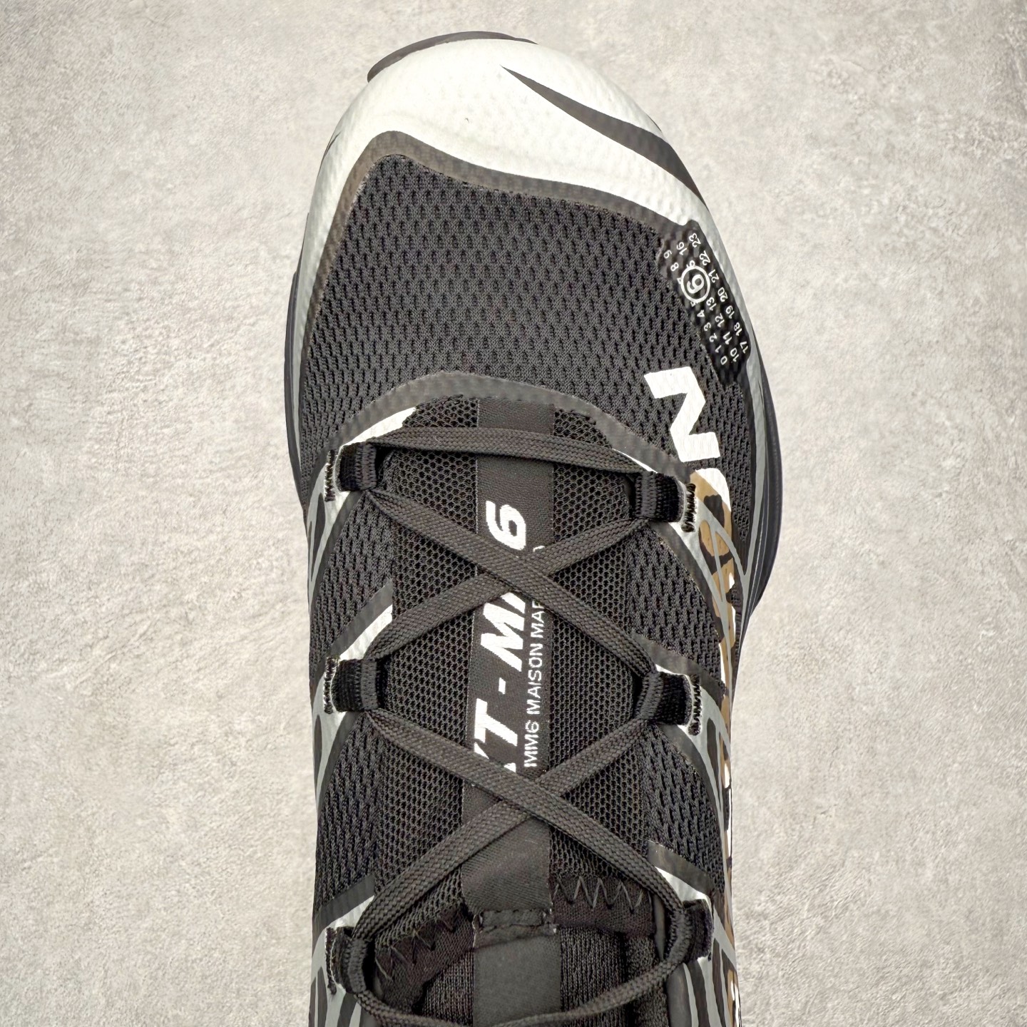 图片[4]-MM6 Maison Margiela x SALOMON XT-6 萨洛蒙联名系列低帮城市越野机能透气休闲运动鞋 鞋舌处附有迷你网眼袋收纳鞋绳以及下方的多色 Logo 标签 接着搭载奶油色 ACS 技术中底以及金色 TPU 塑料部件提升鞋款耐用性 中底与鞋面之间饰有海蓝色条状细节有效增添鞋款层次 最后应用黑色 Contragrip Chevron 外底完成鞋款设计 这次配色颇为高调 两款配色均以绚丽的渐变设计呈现 一款以粉紫渐变主打 另一款以黄绿渐变呈现 视觉效果相当吸睛 鞋面的使用玻璃纤维覆盖物加固 并通过细绳扣系带系统进行锁定 Salomon 的品牌logo 出现在脚后跟和前掌部位 中底虽然偏薄 但非常耐用 与模压塑料ACS 框架以及致密AC2 Muscle 鞋底单元结合 能够提供出色的支撑力和缓冲性 尺码：36 36.5 37.5 38 38.5 39 40 40.5 41 42 42.5 43 44 44.5 45 46.5-选品中心