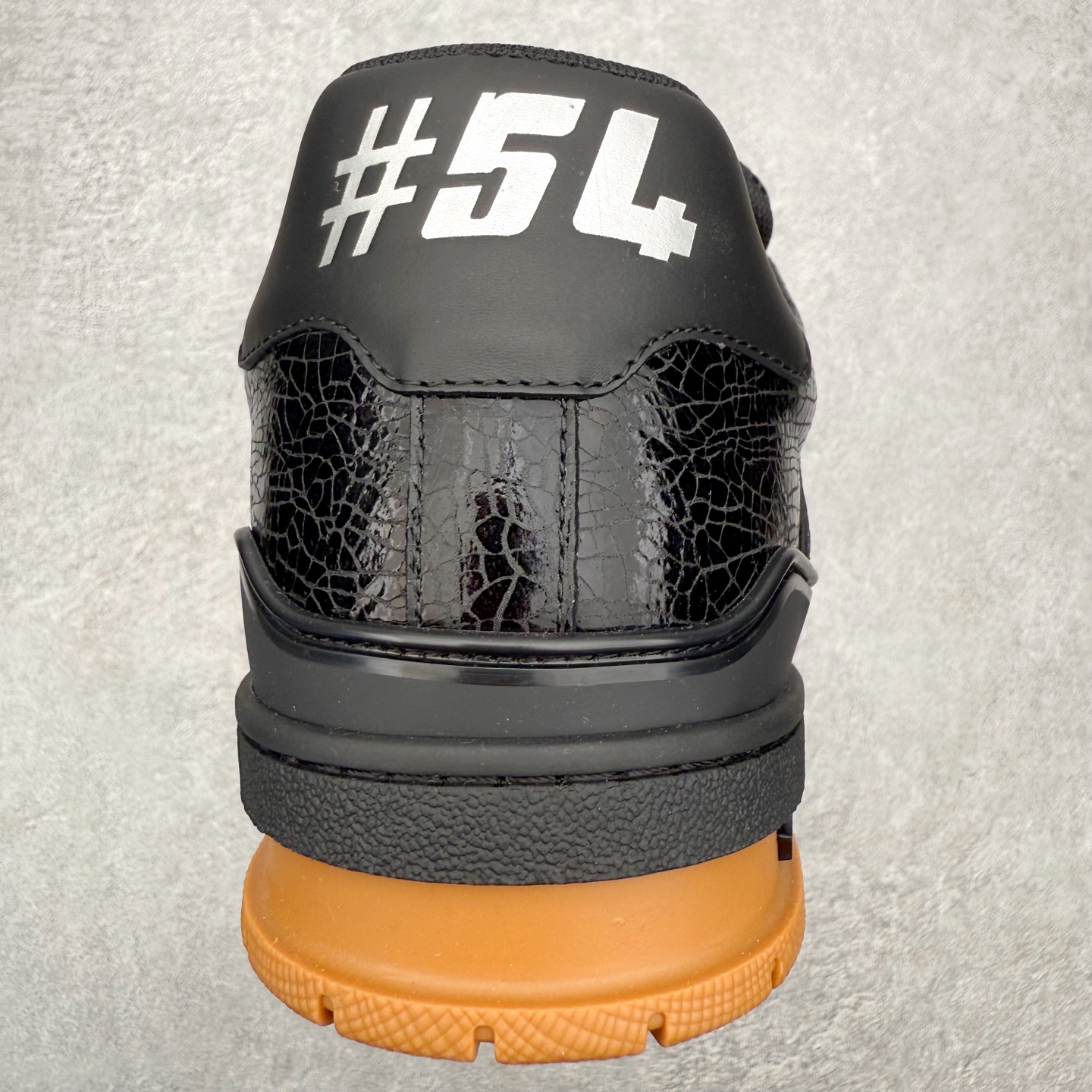 图片[8]-＃FS Louis Vuitton Trainer lv时装走秀运动鞋 完美鞋型超高的清洁度 零毛边线头瑕疵 全套原楦原纸版原鞋开模 全网最具灵魂的版型 正确原装黄色鞋盒 正确中底印花 鞋面印花3D高频深度立体 全鞋电脑针车 紧密相连 针距密度一致 环保乳胶注塑鞋垫 厚度脚感还原原版 皮面裁剪部位 统一油边封口工艺 原装橡胶大底含胶量大底组合零偏差 专柜全套包装 防尘袋 说明书 质保卡 男女鞋 尺码：35 36 37 38 39 40 41 42 43 44 45-选品中心