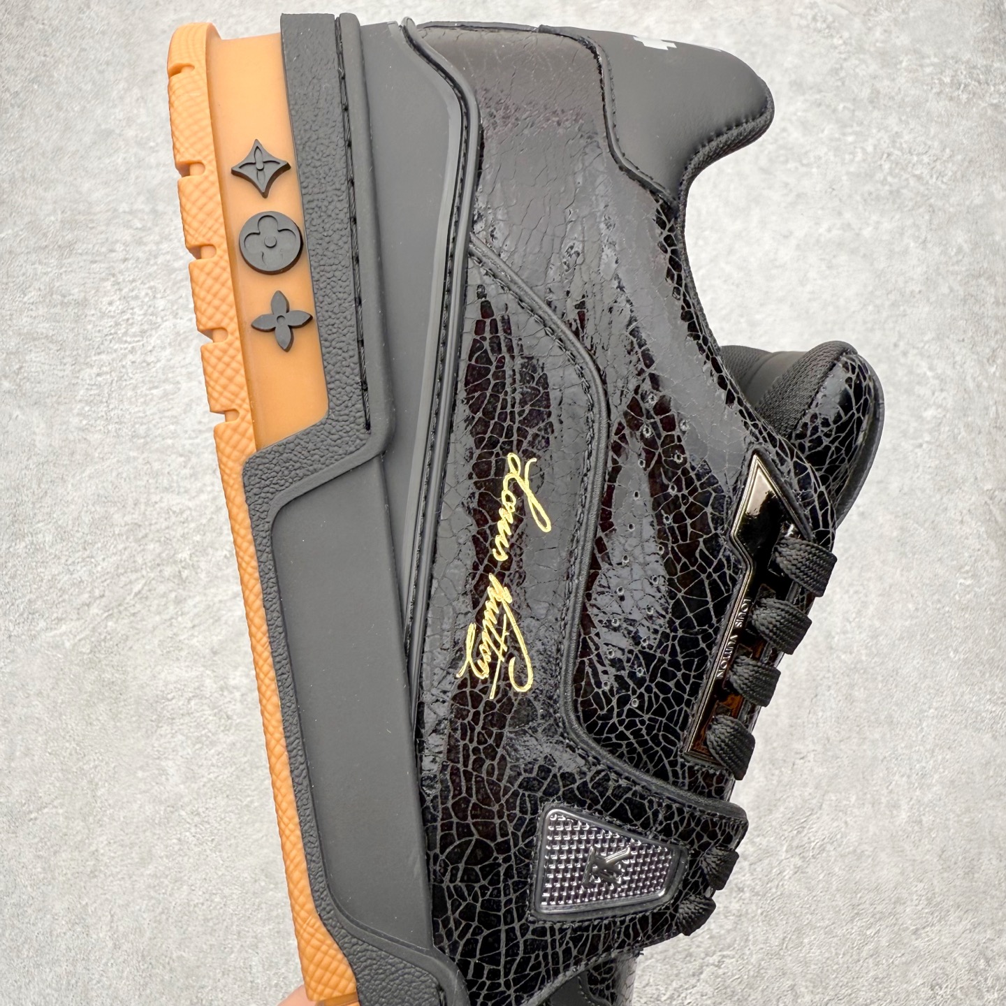 图片[6]-＃FS Louis Vuitton Trainer lv时装走秀运动鞋 完美鞋型超高的清洁度 零毛边线头瑕疵 全套原楦原纸版原鞋开模 全网最具灵魂的版型 正确原装黄色鞋盒 正确中底印花 鞋面印花3D高频深度立体 全鞋电脑针车 紧密相连 针距密度一致 环保乳胶注塑鞋垫 厚度脚感还原原版 皮面裁剪部位 统一油边封口工艺 原装橡胶大底含胶量大底组合零偏差 专柜全套包装 防尘袋 说明书 质保卡 男女鞋 尺码：35 36 37 38 39 40 41 42 43 44 45-选品中心