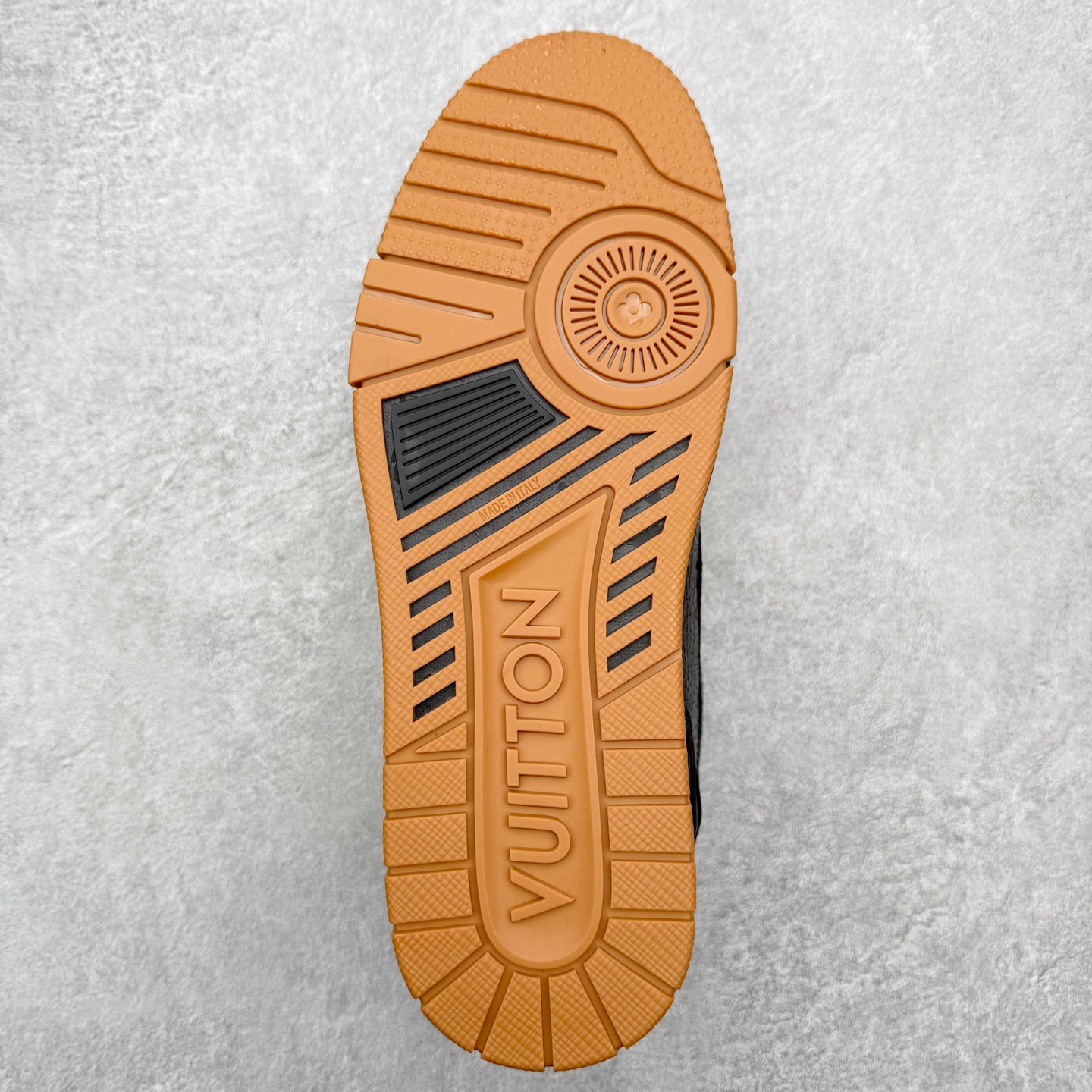 图片[9]-＃FS Louis Vuitton Trainer lv时装走秀运动鞋 完美鞋型超高的清洁度 零毛边线头瑕疵 全套原楦原纸版原鞋开模 全网最具灵魂的版型 正确原装黄色鞋盒 正确中底印花 鞋面印花3D高频深度立体 全鞋电脑针车 紧密相连 针距密度一致 环保乳胶注塑鞋垫 厚度脚感还原原版 皮面裁剪部位 统一油边封口工艺 原装橡胶大底含胶量大底组合零偏差 专柜全套包装 防尘袋 说明书 质保卡 男女鞋 尺码：35 36 37 38 39 40 41 42 43 44 45-选品中心