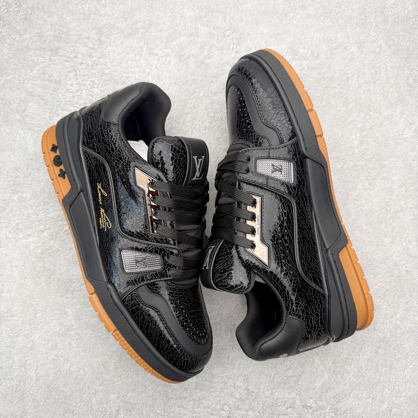 图片[3]-＃FS Louis Vuitton Trainer lv时装走秀运动鞋 完美鞋型超高的清洁度 零毛边线头瑕疵 全套原楦原纸版原鞋开模 全网最具灵魂的版型 正确原装黄色鞋盒 正确中底印花 鞋面印花3D高频深度立体 全鞋电脑针车 紧密相连 针距密度一致 环保乳胶注塑鞋垫 厚度脚感还原原版 皮面裁剪部位 统一油边封口工艺 原装橡胶大底含胶量大底组合零偏差 专柜全套包装 防尘袋 说明书 质保卡 男女鞋 尺码：35 36 37 38 39 40 41 42 43 44 45-选品中心