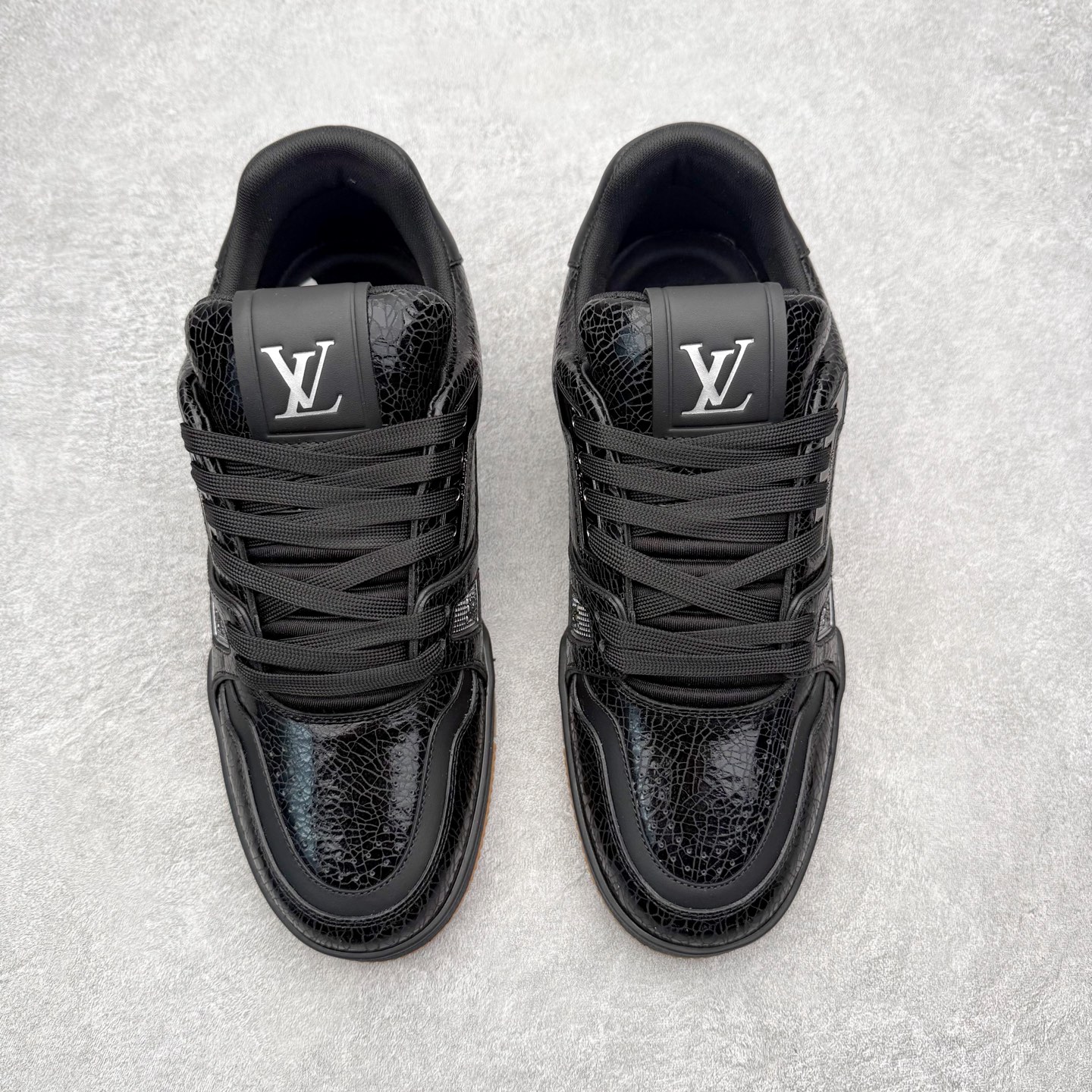 图片[2]-＃FS Louis Vuitton Trainer lv时装走秀运动鞋 完美鞋型超高的清洁度 零毛边线头瑕疵 全套原楦原纸版原鞋开模 全网最具灵魂的版型 正确原装黄色鞋盒 正确中底印花 鞋面印花3D高频深度立体 全鞋电脑针车 紧密相连 针距密度一致 环保乳胶注塑鞋垫 厚度脚感还原原版 皮面裁剪部位 统一油边封口工艺 原装橡胶大底含胶量大底组合零偏差 专柜全套包装 防尘袋 说明书 质保卡 男女鞋 尺码：35 36 37 38 39 40 41 42 43 44 45-选品中心