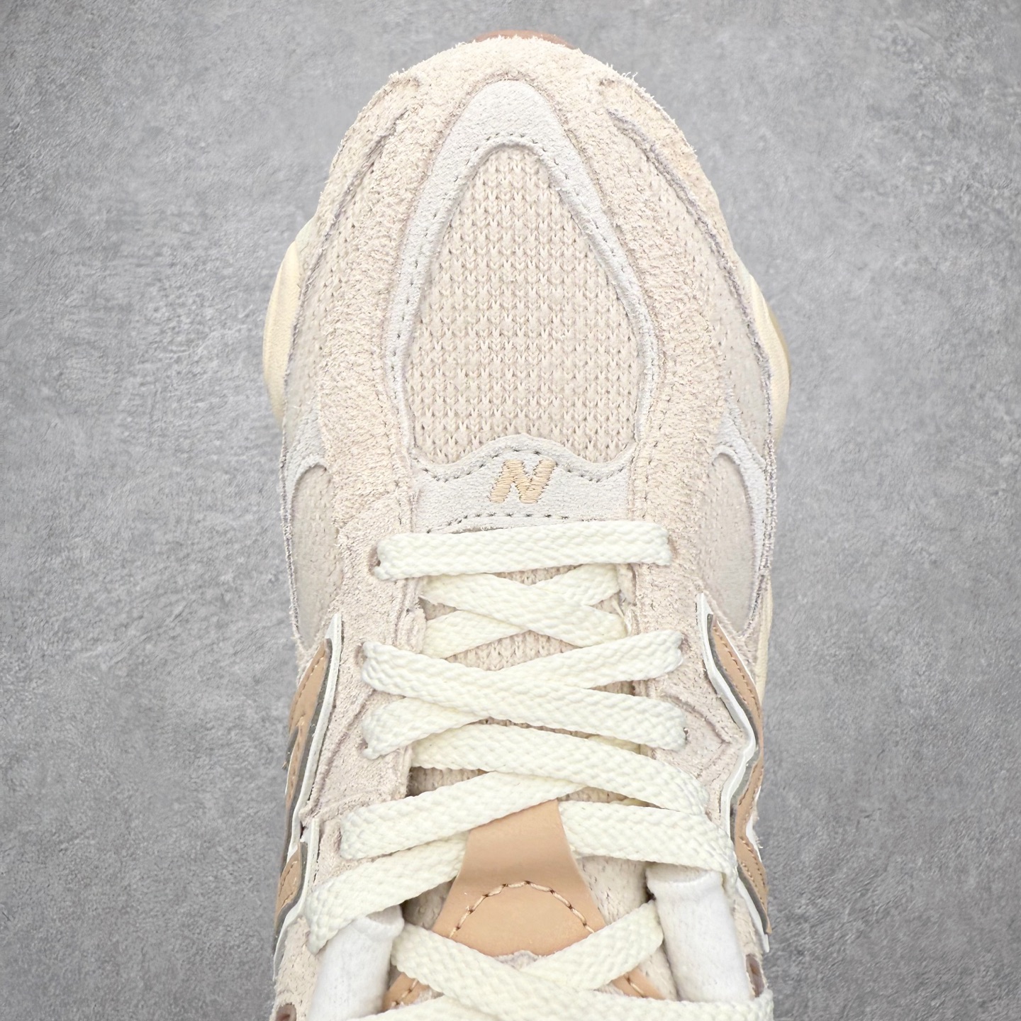 图片[4]-New Balance NB9060 复古运动鞋 新百伦又带来了新鞋型 并且是与芝加哥街头品牌 Joe Freshgoods 的联名款 鞋身主体采用了类似 990 系列的设计风格 与传统复古慢跑鞋区别不大 最大的变化就是鞋底部分 在传统设计的中底外层 增加了多个分区的模块 圆润的线条设计与我们熟悉的 New Balance 风格截然不同 但与同样充满弧形线条的鞋面搭配 看起来毫无违和感 尺码：36-45-选品中心