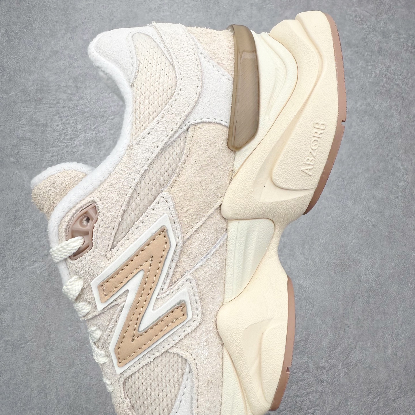 图片[7]-New Balance NB9060 复古运动鞋 新百伦又带来了新鞋型 并且是与芝加哥街头品牌 Joe Freshgoods 的联名款 鞋身主体采用了类似 990 系列的设计风格 与传统复古慢跑鞋区别不大 最大的变化就是鞋底部分 在传统设计的中底外层 增加了多个分区的模块 圆润的线条设计与我们熟悉的 New Balance 风格截然不同 但与同样充满弧形线条的鞋面搭配 看起来毫无违和感 尺码：36-45-选品中心