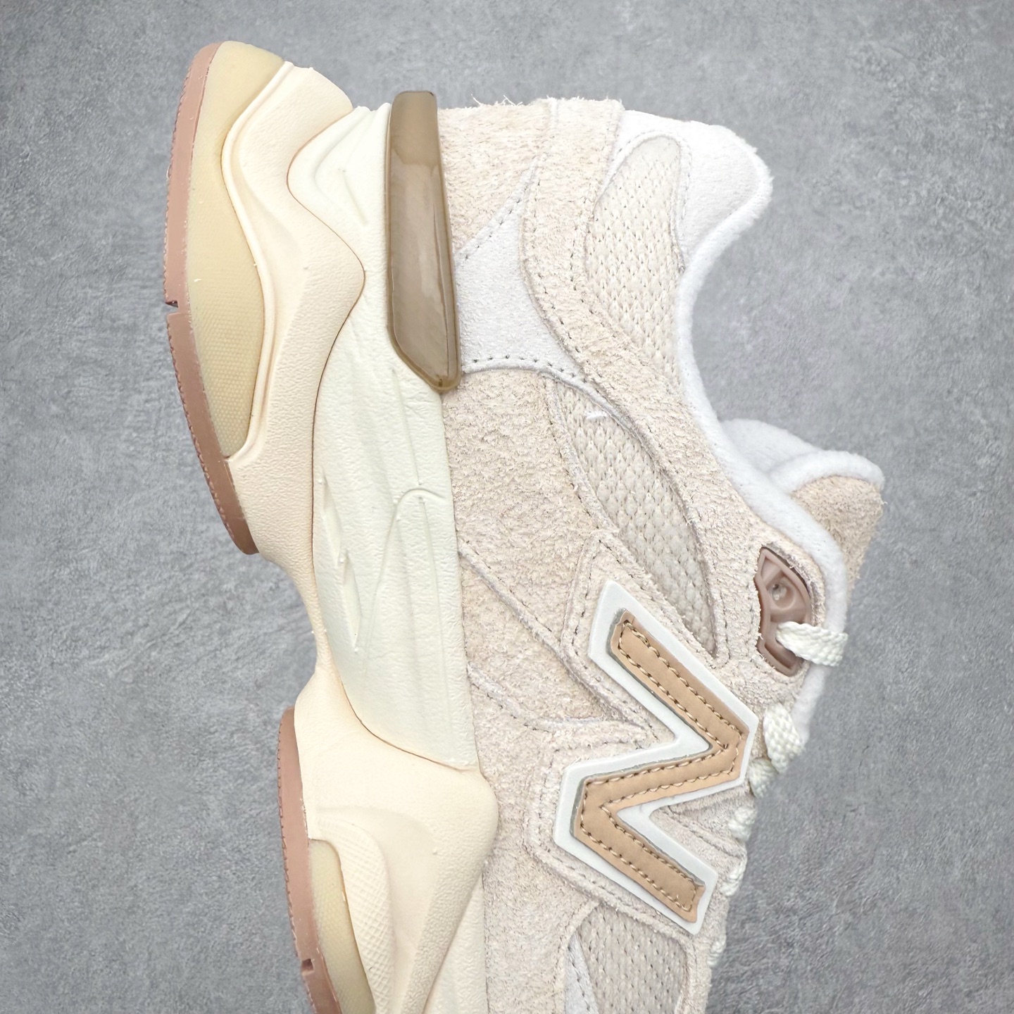 图片[6]-New Balance NB9060 复古运动鞋 新百伦又带来了新鞋型 并且是与芝加哥街头品牌 Joe Freshgoods 的联名款 鞋身主体采用了类似 990 系列的设计风格 与传统复古慢跑鞋区别不大 最大的变化就是鞋底部分 在传统设计的中底外层 增加了多个分区的模块 圆润的线条设计与我们熟悉的 New Balance 风格截然不同 但与同样充满弧形线条的鞋面搭配 看起来毫无违和感 尺码：36-45-选品中心