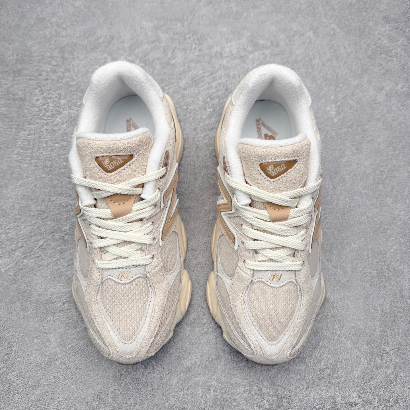 图片[2]-New Balance NB9060 复古运动鞋 新百伦又带来了新鞋型 并且是与芝加哥街头品牌 Joe Freshgoods 的联名款 鞋身主体采用了类似 990 系列的设计风格 与传统复古慢跑鞋区别不大 最大的变化就是鞋底部分 在传统设计的中底外层 增加了多个分区的模块 圆润的线条设计与我们熟悉的 New Balance 风格截然不同 但与同样充满弧形线条的鞋面搭配 看起来毫无违和感 尺码：36-45-选品中心