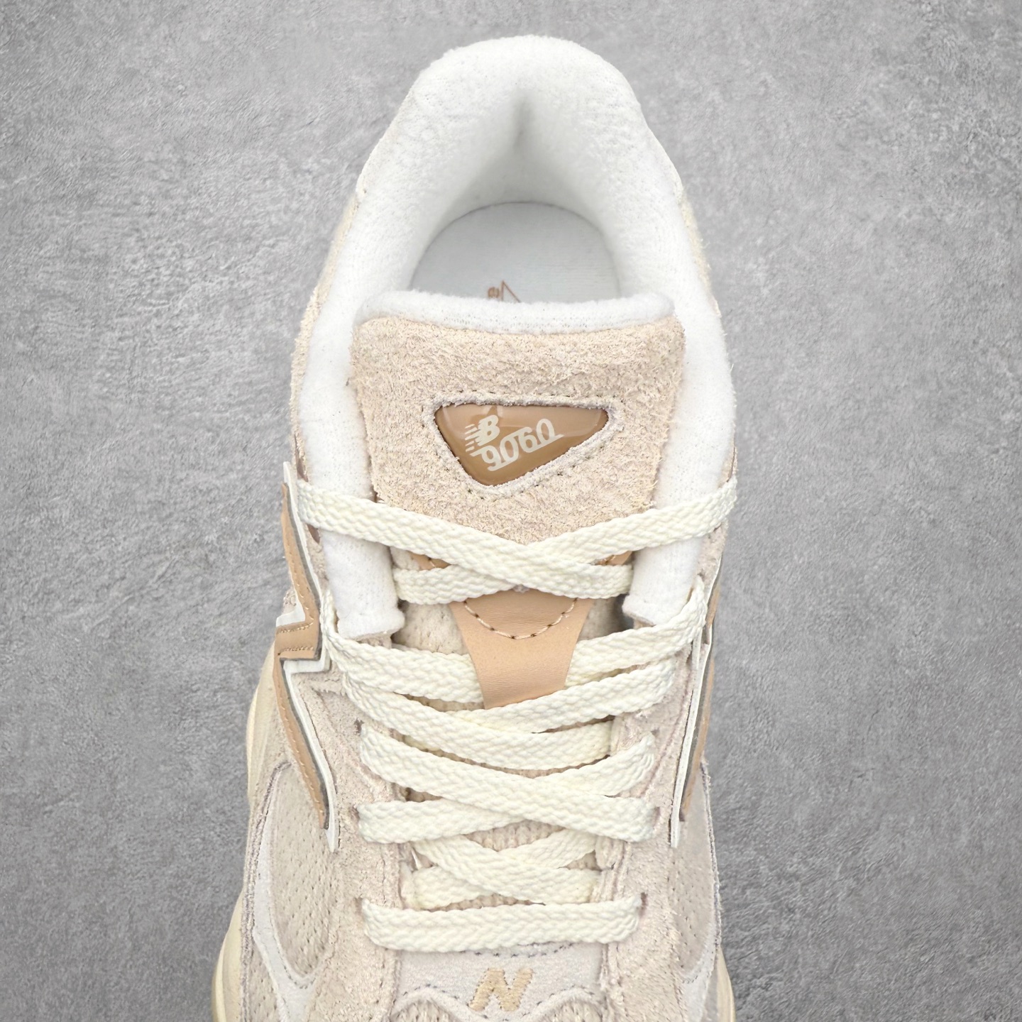 图片[5]-New Balance NB9060 复古运动鞋 新百伦又带来了新鞋型 并且是与芝加哥街头品牌 Joe Freshgoods 的联名款 鞋身主体采用了类似 990 系列的设计风格 与传统复古慢跑鞋区别不大 最大的变化就是鞋底部分 在传统设计的中底外层 增加了多个分区的模块 圆润的线条设计与我们熟悉的 New Balance 风格截然不同 但与同样充满弧形线条的鞋面搭配 看起来毫无违和感 尺码：36-45-选品中心