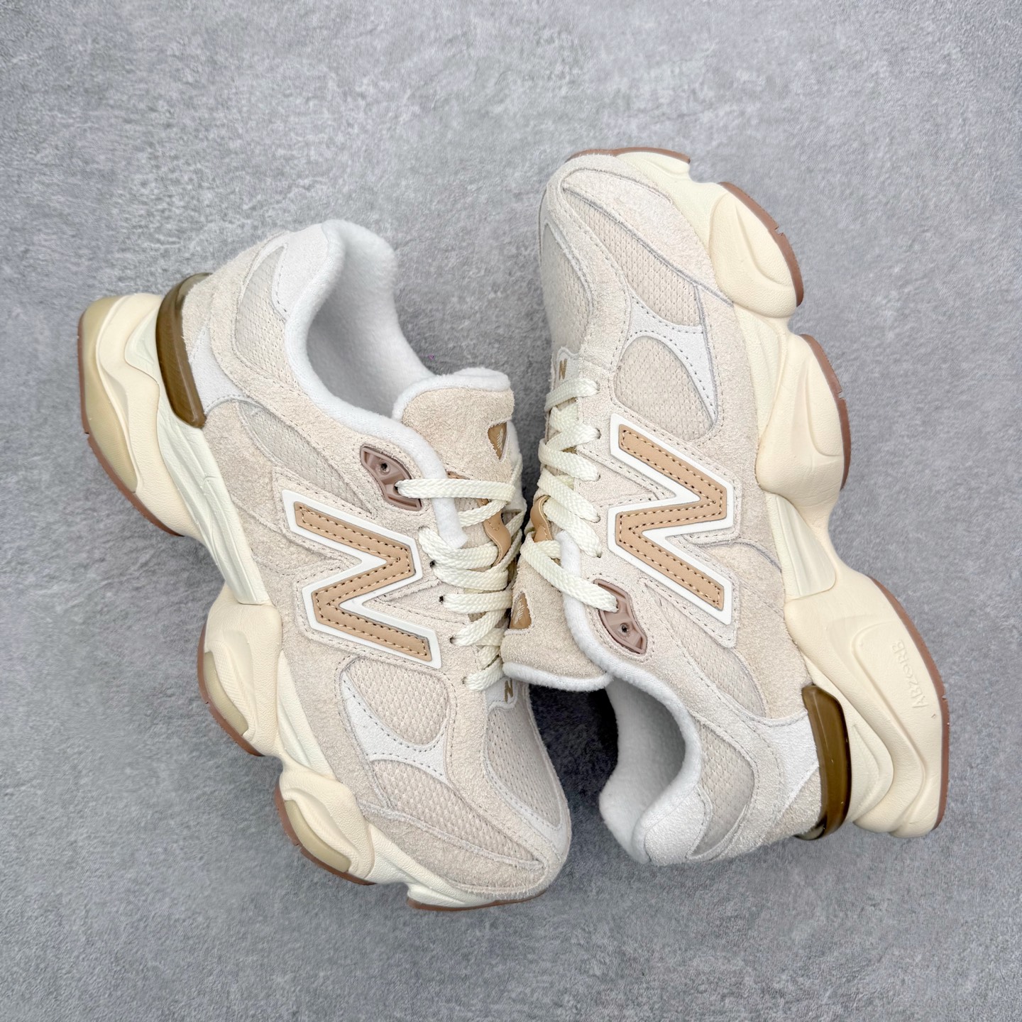 图片[3]-New Balance NB9060 复古运动鞋 新百伦又带来了新鞋型 并且是与芝加哥街头品牌 Joe Freshgoods 的联名款 鞋身主体采用了类似 990 系列的设计风格 与传统复古慢跑鞋区别不大 最大的变化就是鞋底部分 在传统设计的中底外层 增加了多个分区的模块 圆润的线条设计与我们熟悉的 New Balance 风格截然不同 但与同样充满弧形线条的鞋面搭配 看起来毫无违和感 尺码：36-45-选品中心