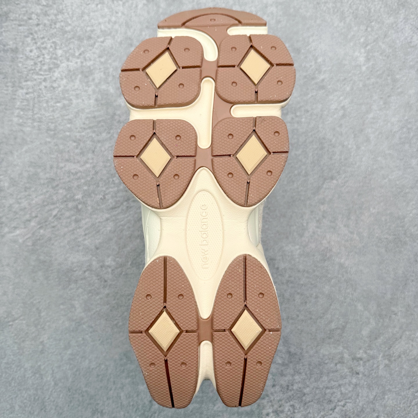 图片[9]-New Balance NB9060 复古运动鞋 新百伦又带来了新鞋型 并且是与芝加哥街头品牌 Joe Freshgoods 的联名款 鞋身主体采用了类似 990 系列的设计风格 与传统复古慢跑鞋区别不大 最大的变化就是鞋底部分 在传统设计的中底外层 增加了多个分区的模块 圆润的线条设计与我们熟悉的 New Balance 风格截然不同 但与同样充满弧形线条的鞋面搭配 看起来毫无违和感 尺码：36-45-选品中心