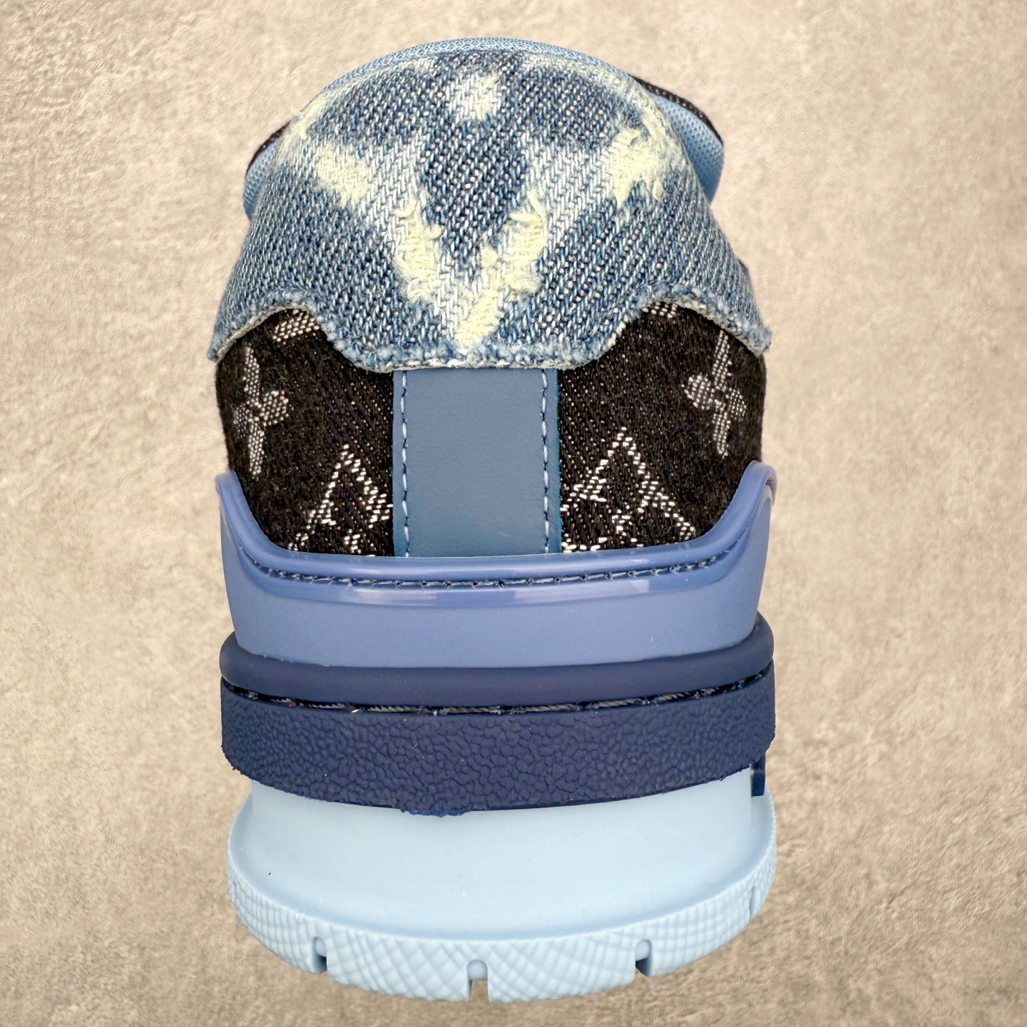 图片[8]-＃FS纯原福利 Louis Vuitton Trainer lv时装走秀运动鞋 实力大厂出品 平台专供 成熟的做工稳定的品控 完美鞋型超高的清洁度 零毛边线头瑕疵 全套原楦原纸版原鞋开模 全网最具灵魂的版型 正确原装黄色鞋盒 正确中底印花 鞋面印花3D高频深度立体 全鞋电脑针车 紧密相连 针距密度一致 环保乳胶注塑鞋垫 厚度脚感还原原版 皮面裁剪部位 统一油边封口工艺 原装橡胶大底含胶量大底组合零偏差 专柜全套包装 防尘袋 说明书 质保卡 男女鞋 尺码对应库存明细‼️-选品中心