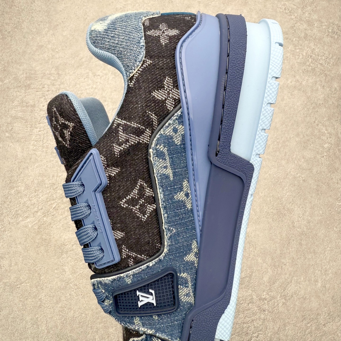 图片[7]-＃FS纯原福利 Louis Vuitton Trainer lv时装走秀运动鞋 实力大厂出品 平台专供 成熟的做工稳定的品控 完美鞋型超高的清洁度 零毛边线头瑕疵 全套原楦原纸版原鞋开模 全网最具灵魂的版型 正确原装黄色鞋盒 正确中底印花 鞋面印花3D高频深度立体 全鞋电脑针车 紧密相连 针距密度一致 环保乳胶注塑鞋垫 厚度脚感还原原版 皮面裁剪部位 统一油边封口工艺 原装橡胶大底含胶量大底组合零偏差 专柜全套包装 防尘袋 说明书 质保卡 男女鞋 尺码对应库存明细‼️-选品中心