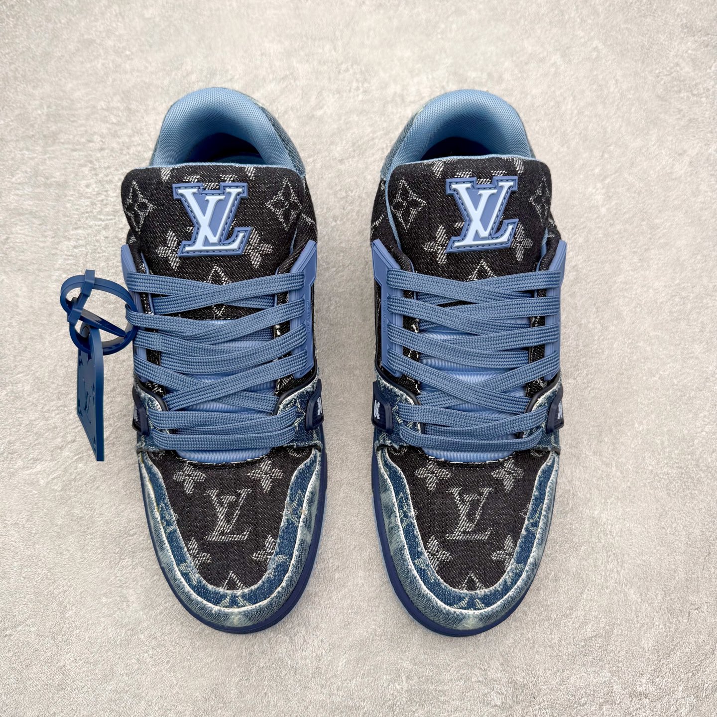 图片[2]-＃FS纯原福利 Louis Vuitton Trainer lv时装走秀运动鞋 实力大厂出品 平台专供 成熟的做工稳定的品控 完美鞋型超高的清洁度 零毛边线头瑕疵 全套原楦原纸版原鞋开模 全网最具灵魂的版型 正确原装黄色鞋盒 正确中底印花 鞋面印花3D高频深度立体 全鞋电脑针车 紧密相连 针距密度一致 环保乳胶注塑鞋垫 厚度脚感还原原版 皮面裁剪部位 统一油边封口工艺 原装橡胶大底含胶量大底组合零偏差 专柜全套包装 防尘袋 说明书 质保卡 男女鞋 尺码对应库存明细‼️-选品中心