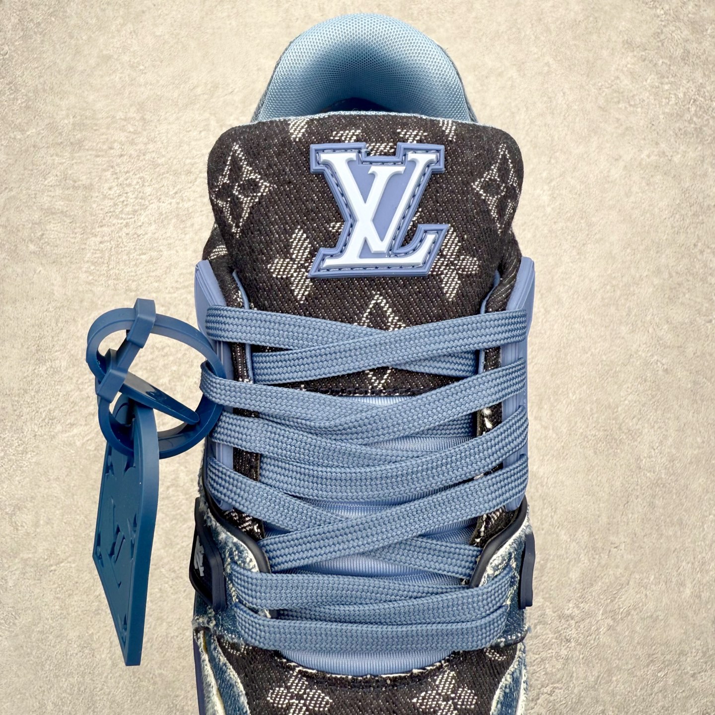 图片[5]-＃FS纯原福利 Louis Vuitton Trainer lv时装走秀运动鞋 实力大厂出品 平台专供 成熟的做工稳定的品控 完美鞋型超高的清洁度 零毛边线头瑕疵 全套原楦原纸版原鞋开模 全网最具灵魂的版型 正确原装黄色鞋盒 正确中底印花 鞋面印花3D高频深度立体 全鞋电脑针车 紧密相连 针距密度一致 环保乳胶注塑鞋垫 厚度脚感还原原版 皮面裁剪部位 统一油边封口工艺 原装橡胶大底含胶量大底组合零偏差 专柜全套包装 防尘袋 说明书 质保卡 男女鞋 尺码对应库存明细‼️-选品中心