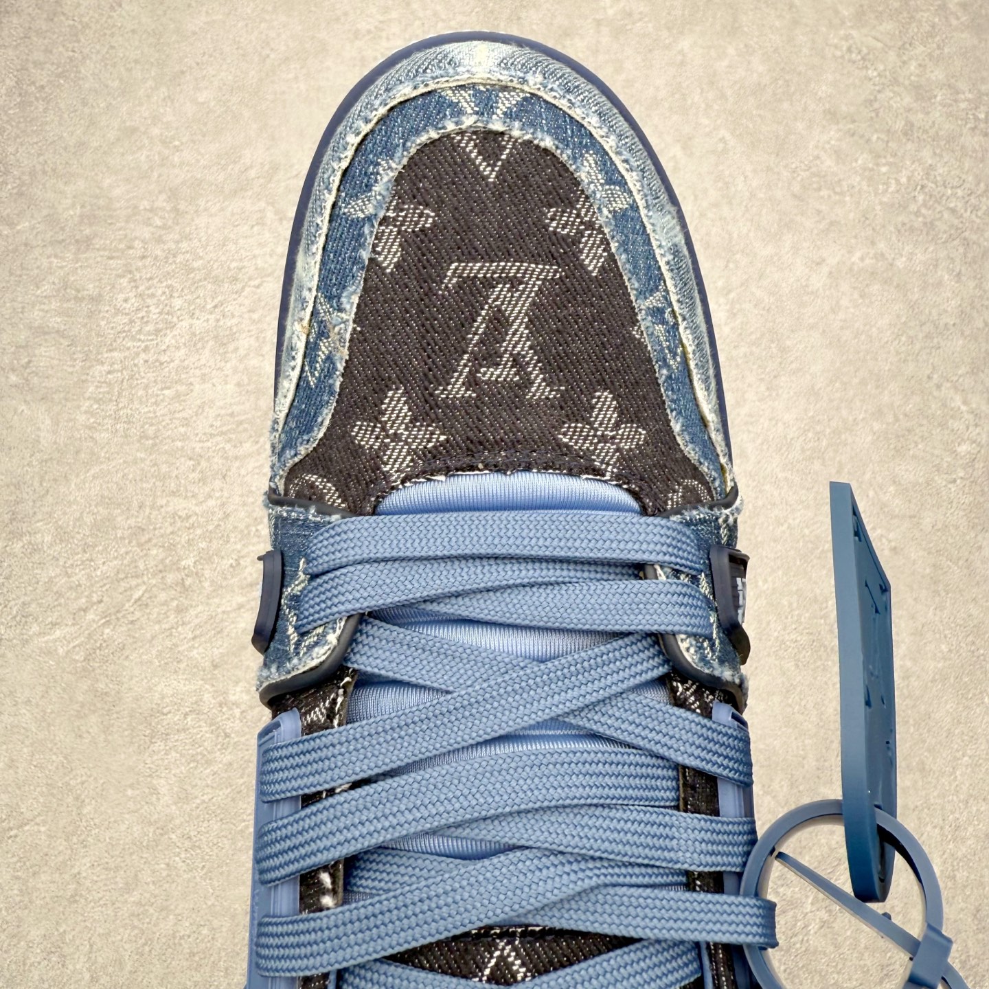 图片[4]-＃FS纯原福利 Louis Vuitton Trainer lv时装走秀运动鞋 实力大厂出品 平台专供 成熟的做工稳定的品控 完美鞋型超高的清洁度 零毛边线头瑕疵 全套原楦原纸版原鞋开模 全网最具灵魂的版型 正确原装黄色鞋盒 正确中底印花 鞋面印花3D高频深度立体 全鞋电脑针车 紧密相连 针距密度一致 环保乳胶注塑鞋垫 厚度脚感还原原版 皮面裁剪部位 统一油边封口工艺 原装橡胶大底含胶量大底组合零偏差 专柜全套包装 防尘袋 说明书 质保卡 男女鞋 尺码对应库存明细‼️-选品中心