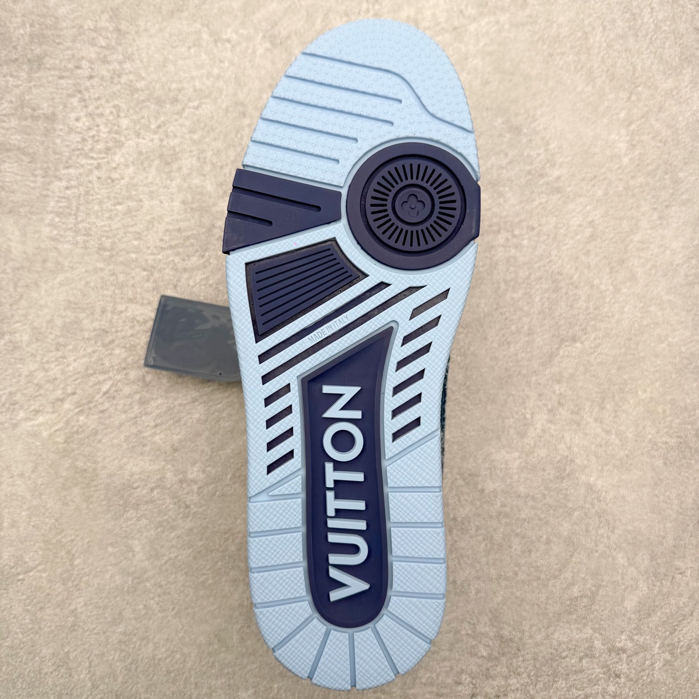 图片[9]-＃FS纯原福利 Louis Vuitton Trainer lv时装走秀运动鞋 实力大厂出品 平台专供 成熟的做工稳定的品控 完美鞋型超高的清洁度 零毛边线头瑕疵 全套原楦原纸版原鞋开模 全网最具灵魂的版型 正确原装黄色鞋盒 正确中底印花 鞋面印花3D高频深度立体 全鞋电脑针车 紧密相连 针距密度一致 环保乳胶注塑鞋垫 厚度脚感还原原版 皮面裁剪部位 统一油边封口工艺 原装橡胶大底含胶量大底组合零偏差 专柜全套包装 防尘袋 说明书 质保卡 男女鞋 尺码对应库存明细‼️-选品中心