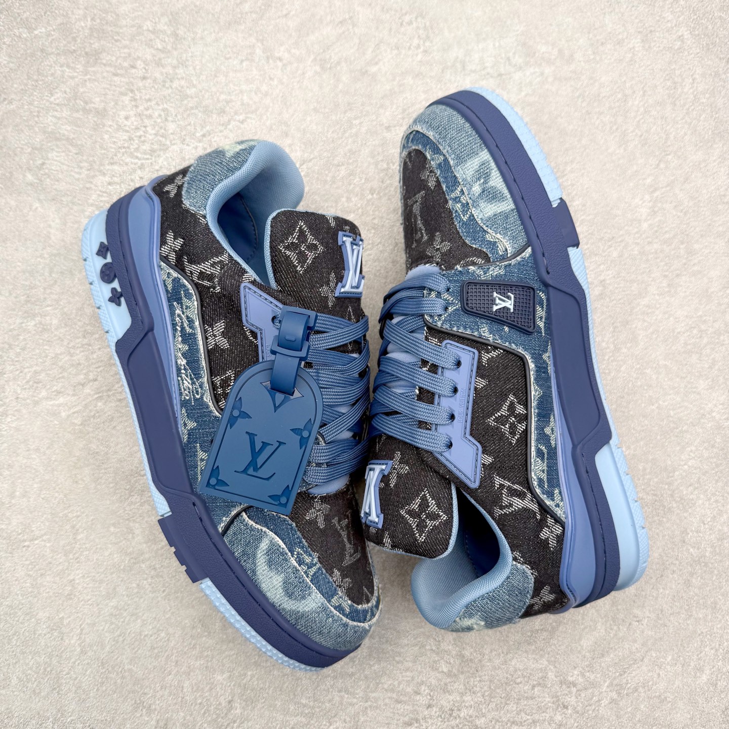 图片[3]-＃FS纯原福利 Louis Vuitton Trainer lv时装走秀运动鞋 实力大厂出品 平台专供 成熟的做工稳定的品控 完美鞋型超高的清洁度 零毛边线头瑕疵 全套原楦原纸版原鞋开模 全网最具灵魂的版型 正确原装黄色鞋盒 正确中底印花 鞋面印花3D高频深度立体 全鞋电脑针车 紧密相连 针距密度一致 环保乳胶注塑鞋垫 厚度脚感还原原版 皮面裁剪部位 统一油边封口工艺 原装橡胶大底含胶量大底组合零偏差 专柜全套包装 防尘袋 说明书 质保卡 男女鞋 尺码对应库存明细‼️-选品中心