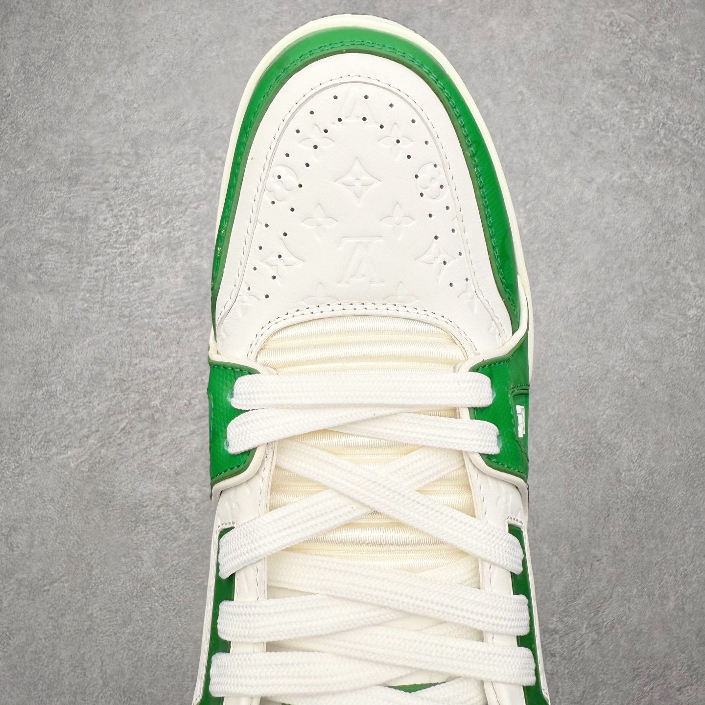 图片[4]-＃FS纯原福利 Louis Vuitton Trainer lv时装走秀运动鞋 实力大厂出品 平台专供 成熟的做工稳定的品控 完美鞋型超高的清洁度 零毛边线头瑕疵 全套原楦原纸版原鞋开模 全网最具灵魂的版型 正确原装黄色鞋盒 正确中底印花 鞋面印花3D高频深度立体 全鞋电脑针车 紧密相连 针距密度一致 环保乳胶注塑鞋垫 厚度脚感还原原版 皮面裁剪部位 统一油边封口工艺 原装橡胶大底含胶量大底组合零偏差 专柜全套包装 防尘袋 说明书 质保卡 男女鞋 尺码对应库存明细‼️-选品中心