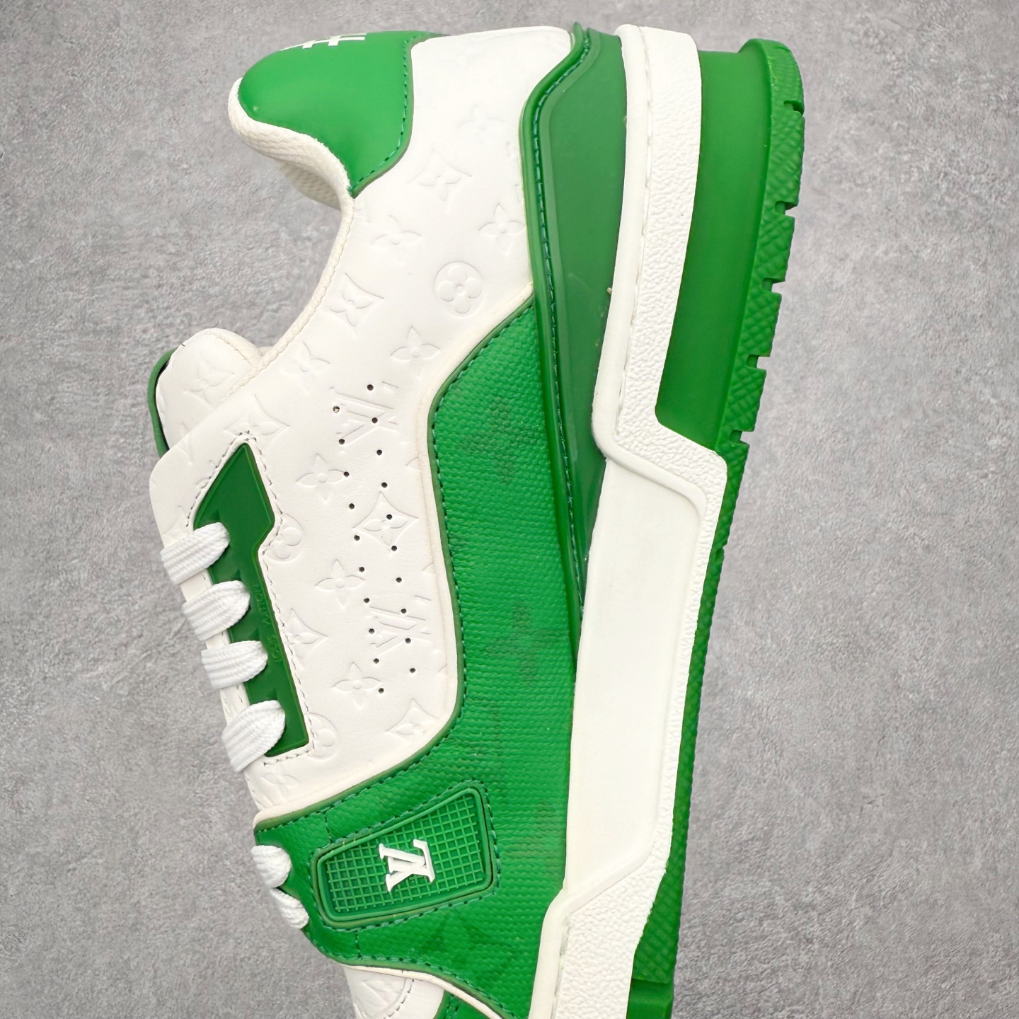 图片[7]-＃FS纯原福利 Louis Vuitton Trainer lv时装走秀运动鞋 实力大厂出品 平台专供 成熟的做工稳定的品控 完美鞋型超高的清洁度 零毛边线头瑕疵 全套原楦原纸版原鞋开模 全网最具灵魂的版型 正确原装黄色鞋盒 正确中底印花 鞋面印花3D高频深度立体 全鞋电脑针车 紧密相连 针距密度一致 环保乳胶注塑鞋垫 厚度脚感还原原版 皮面裁剪部位 统一油边封口工艺 原装橡胶大底含胶量大底组合零偏差 专柜全套包装 防尘袋 说明书 质保卡 男女鞋 尺码对应库存明细‼️-选品中心