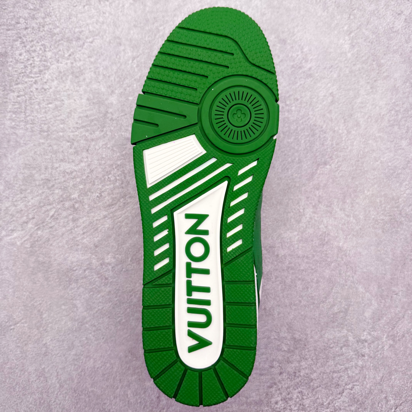 图片[9]-＃FS纯原福利 Louis Vuitton Trainer lv时装走秀运动鞋 实力大厂出品 平台专供 成熟的做工稳定的品控 完美鞋型超高的清洁度 零毛边线头瑕疵 全套原楦原纸版原鞋开模 全网最具灵魂的版型 正确原装黄色鞋盒 正确中底印花 鞋面印花3D高频深度立体 全鞋电脑针车 紧密相连 针距密度一致 环保乳胶注塑鞋垫 厚度脚感还原原版 皮面裁剪部位 统一油边封口工艺 原装橡胶大底含胶量大底组合零偏差 专柜全套包装 防尘袋 说明书 质保卡 男女鞋 尺码对应库存明细‼️-选品中心