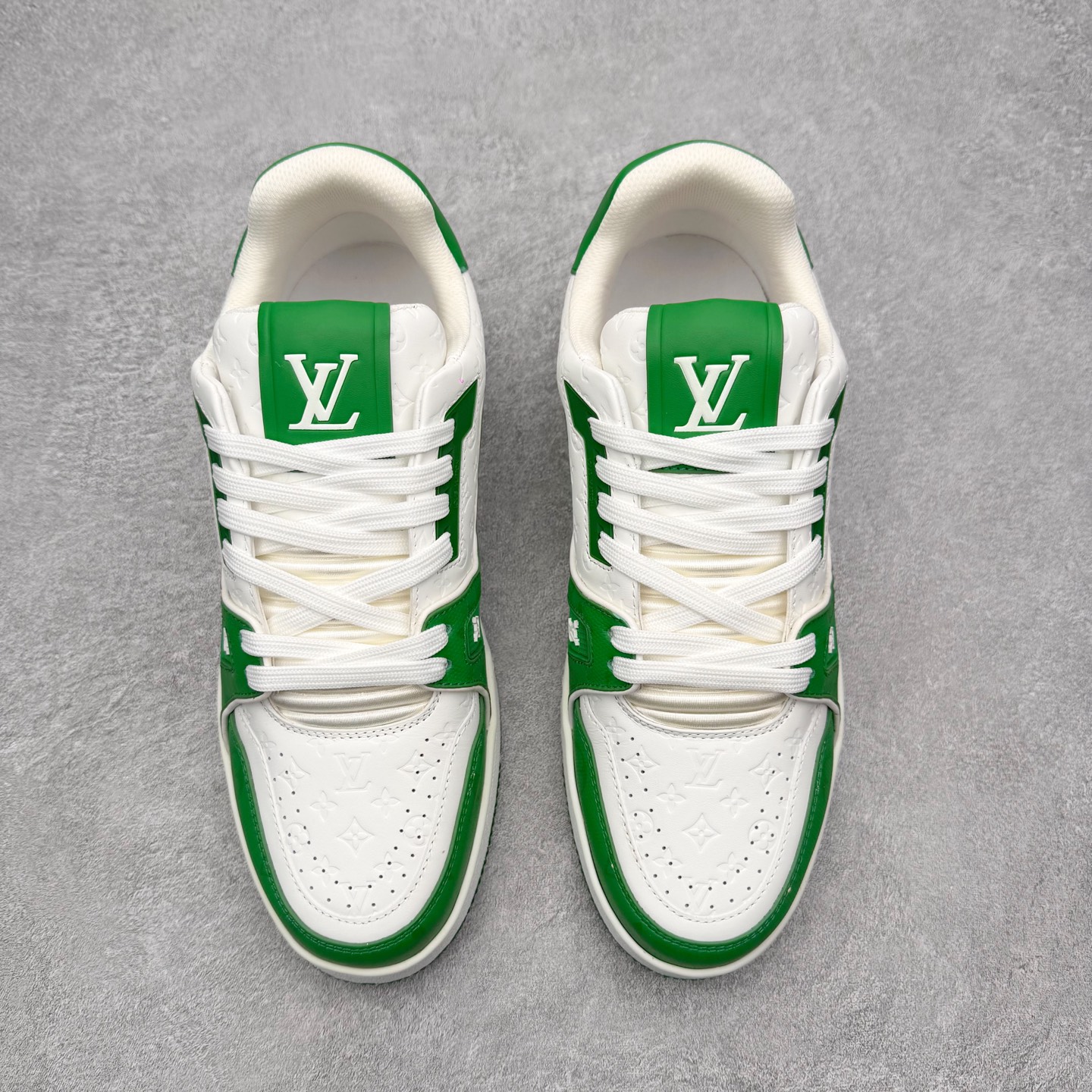 图片[2]-＃FS纯原福利 Louis Vuitton Trainer lv时装走秀运动鞋 实力大厂出品 平台专供 成熟的做工稳定的品控 完美鞋型超高的清洁度 零毛边线头瑕疵 全套原楦原纸版原鞋开模 全网最具灵魂的版型 正确原装黄色鞋盒 正确中底印花 鞋面印花3D高频深度立体 全鞋电脑针车 紧密相连 针距密度一致 环保乳胶注塑鞋垫 厚度脚感还原原版 皮面裁剪部位 统一油边封口工艺 原装橡胶大底含胶量大底组合零偏差 专柜全套包装 防尘袋 说明书 质保卡 男女鞋 尺码对应库存明细‼️-选品中心