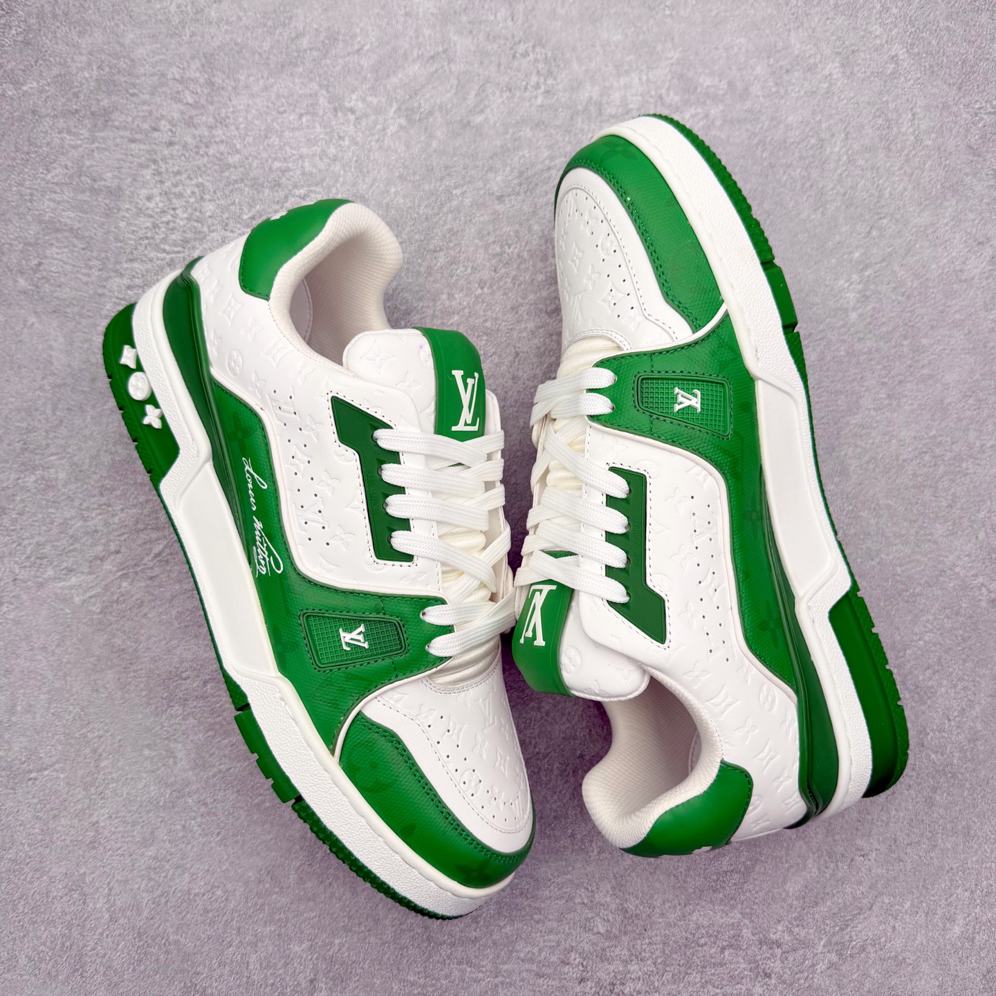 图片[3]-＃FS纯原福利 Louis Vuitton Trainer lv时装走秀运动鞋 实力大厂出品 平台专供 成熟的做工稳定的品控 完美鞋型超高的清洁度 零毛边线头瑕疵 全套原楦原纸版原鞋开模 全网最具灵魂的版型 正确原装黄色鞋盒 正确中底印花 鞋面印花3D高频深度立体 全鞋电脑针车 紧密相连 针距密度一致 环保乳胶注塑鞋垫 厚度脚感还原原版 皮面裁剪部位 统一油边封口工艺 原装橡胶大底含胶量大底组合零偏差 专柜全套包装 防尘袋 说明书 质保卡 男女鞋 尺码对应库存明细‼️-选品中心