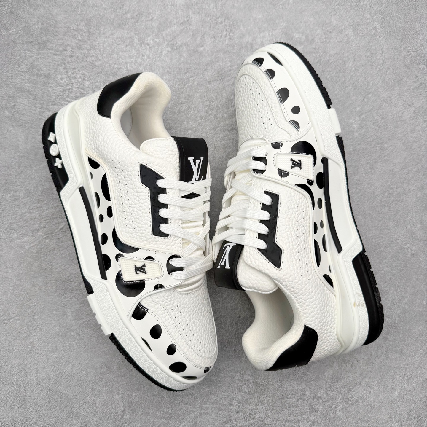 图片[3]-＃FS纯原福利 Louis Vuitton Trainer lv时装走秀运动鞋 实力大厂出品 平台专供 成熟的做工稳定的品控 完美鞋型超高的清洁度 零毛边线头瑕疵 全套原楦原纸版原鞋开模 全网最具灵魂的版型 正确原装黄色鞋盒 正确中底印花 鞋面印花3D高频深度立体 全鞋电脑针车 紧密相连 针距密度一致 环保乳胶注塑鞋垫 厚度脚感还原原版 皮面裁剪部位 统一油边封口工艺 原装橡胶大底含胶量大底组合零偏差 专柜全套包装 防尘袋 说明书 质保卡 男女鞋 尺码对应库存明细‼️-选品中心