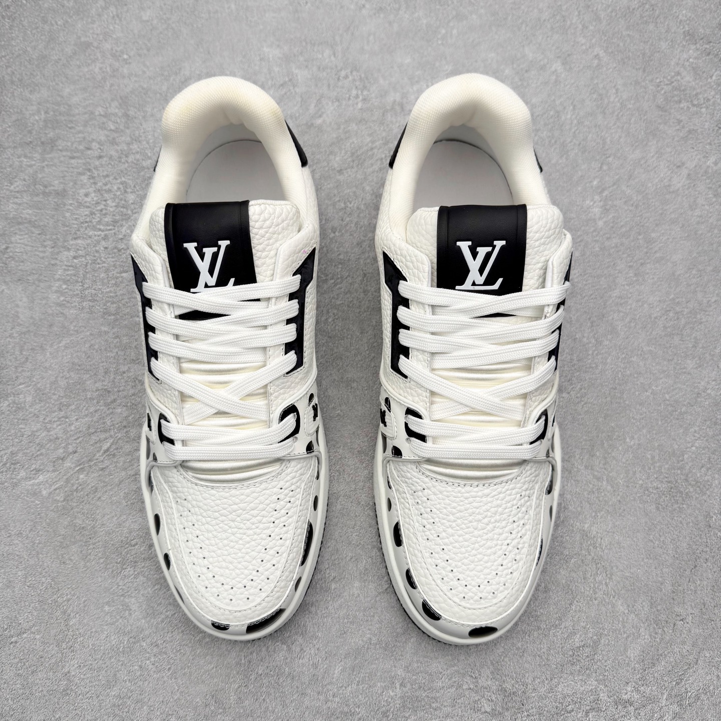 图片[2]-＃FS纯原福利 Louis Vuitton Trainer lv时装走秀运动鞋 实力大厂出品 平台专供 成熟的做工稳定的品控 完美鞋型超高的清洁度 零毛边线头瑕疵 全套原楦原纸版原鞋开模 全网最具灵魂的版型 正确原装黄色鞋盒 正确中底印花 鞋面印花3D高频深度立体 全鞋电脑针车 紧密相连 针距密度一致 环保乳胶注塑鞋垫 厚度脚感还原原版 皮面裁剪部位 统一油边封口工艺 原装橡胶大底含胶量大底组合零偏差 专柜全套包装 防尘袋 说明书 质保卡 男女鞋 尺码对应库存明细‼️-选品中心