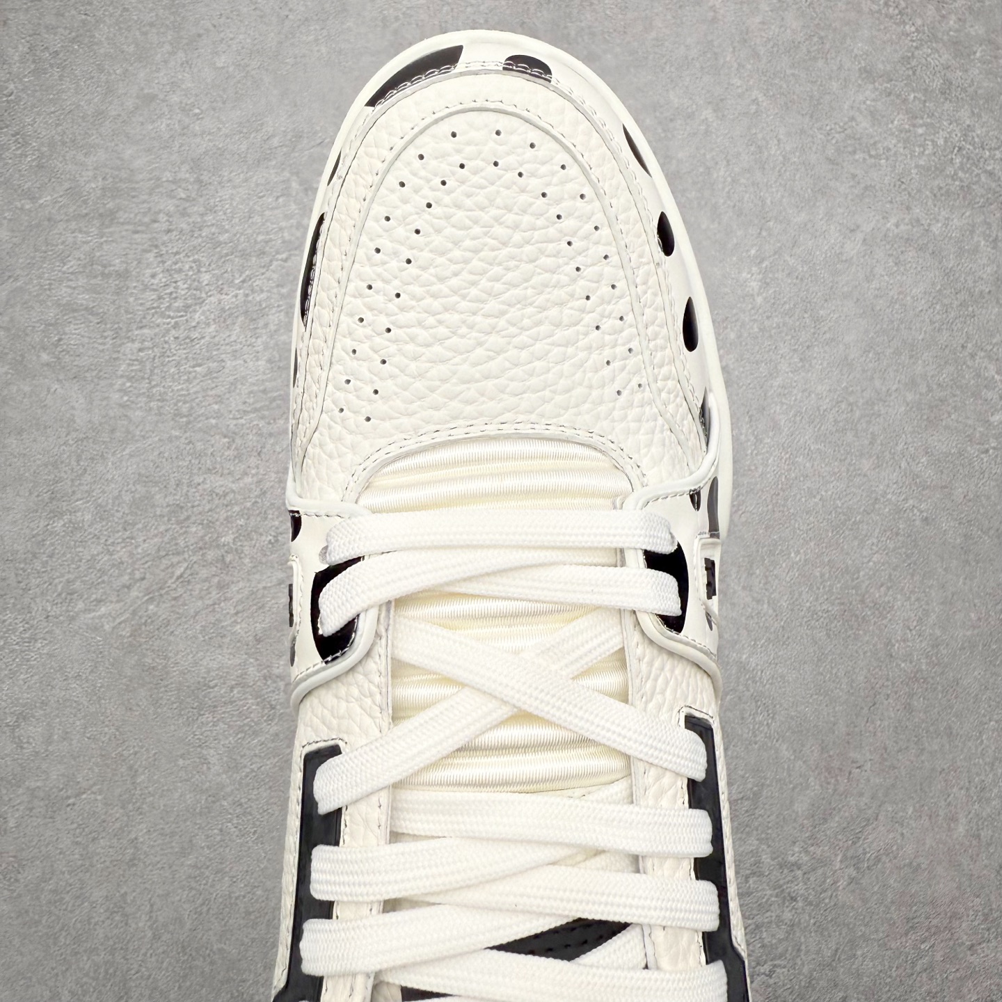 图片[4]-＃FS纯原福利 Louis Vuitton Trainer lv时装走秀运动鞋 实力大厂出品 平台专供 成熟的做工稳定的品控 完美鞋型超高的清洁度 零毛边线头瑕疵 全套原楦原纸版原鞋开模 全网最具灵魂的版型 正确原装黄色鞋盒 正确中底印花 鞋面印花3D高频深度立体 全鞋电脑针车 紧密相连 针距密度一致 环保乳胶注塑鞋垫 厚度脚感还原原版 皮面裁剪部位 统一油边封口工艺 原装橡胶大底含胶量大底组合零偏差 专柜全套包装 防尘袋 说明书 质保卡 男女鞋 尺码对应库存明细‼️-选品中心